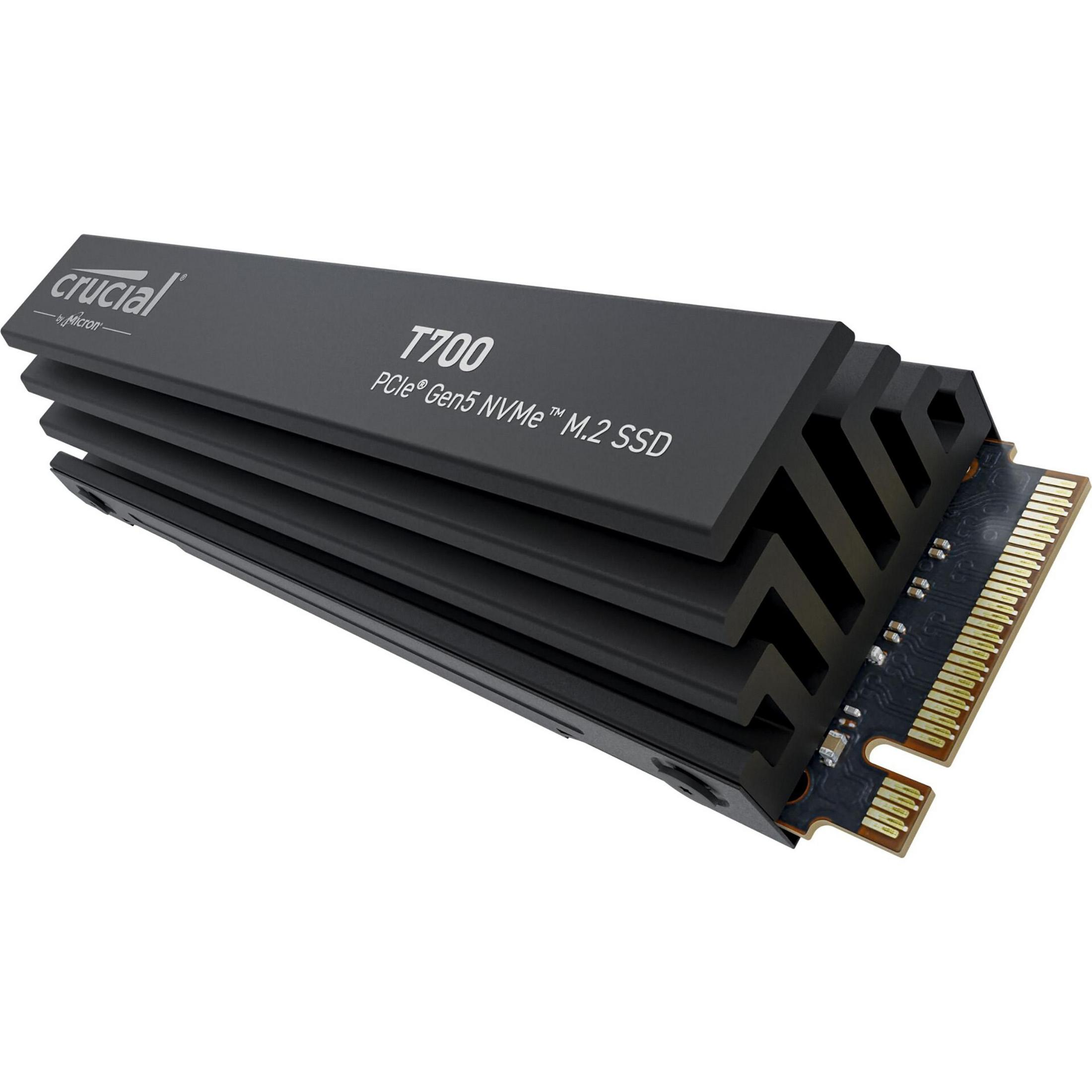 Czarny Crucial T700 PCIe Gen5 NVMe M.2 SSD. Posiada radiator i złoty konektor.