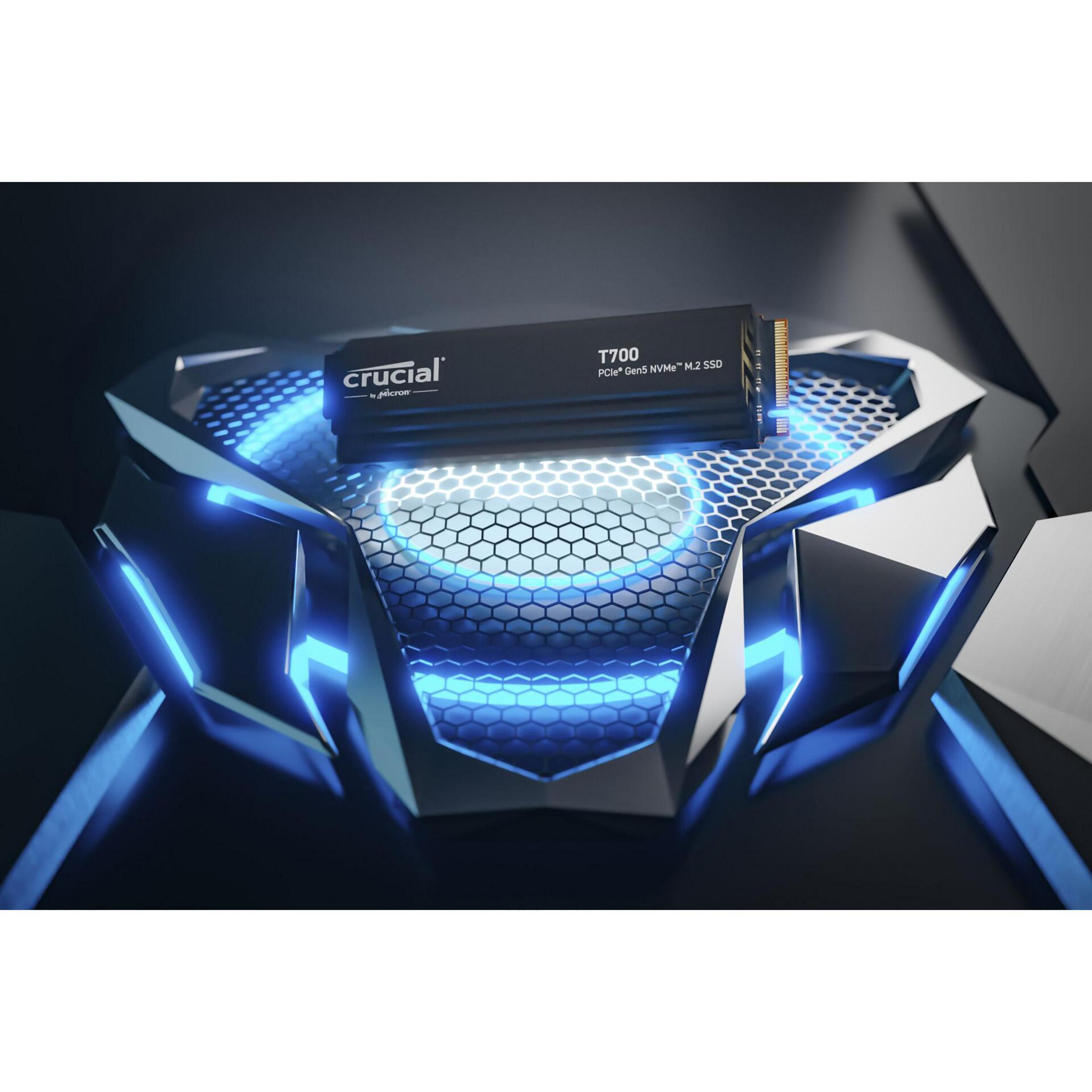 Czarny dysk SSD Crucial T700 na podświetlanej na niebiesko platformie. Dysk jest czarny i ma biały tekst.