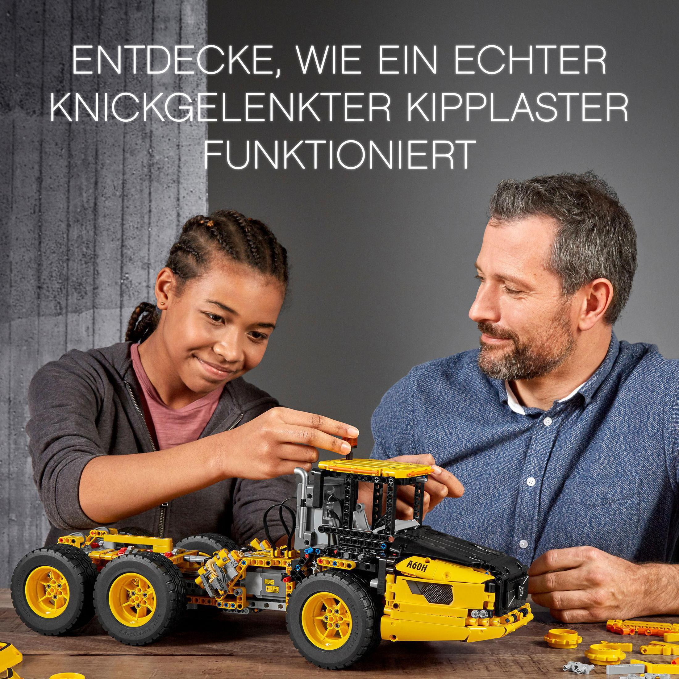Un padre e una figlia costruiscono un modello Lego Technic giallo e nero.