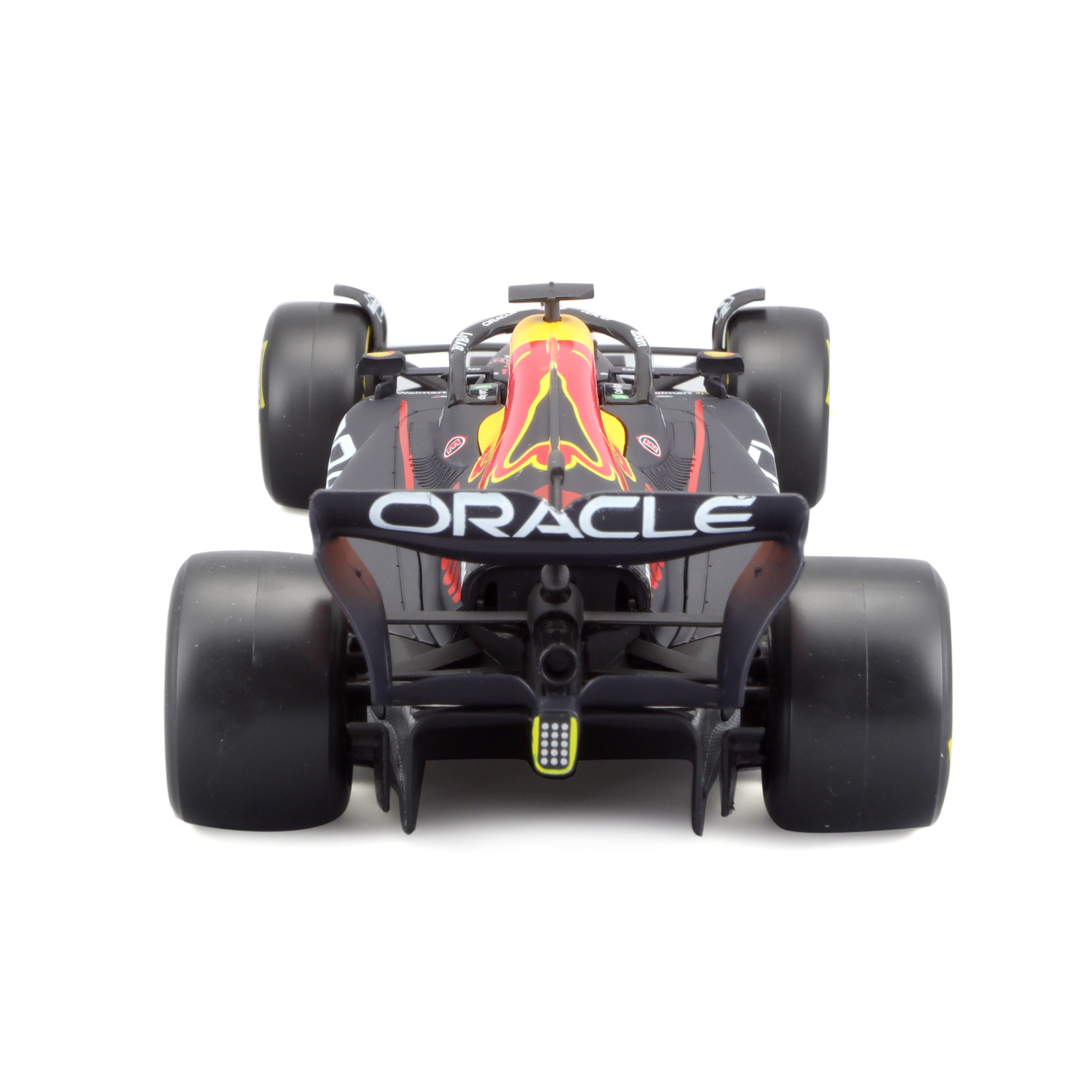 Red Bull Rennwagen mit Oracle-Logo auf dem Heckflügel, isoliert auf weißem Hintergrund.