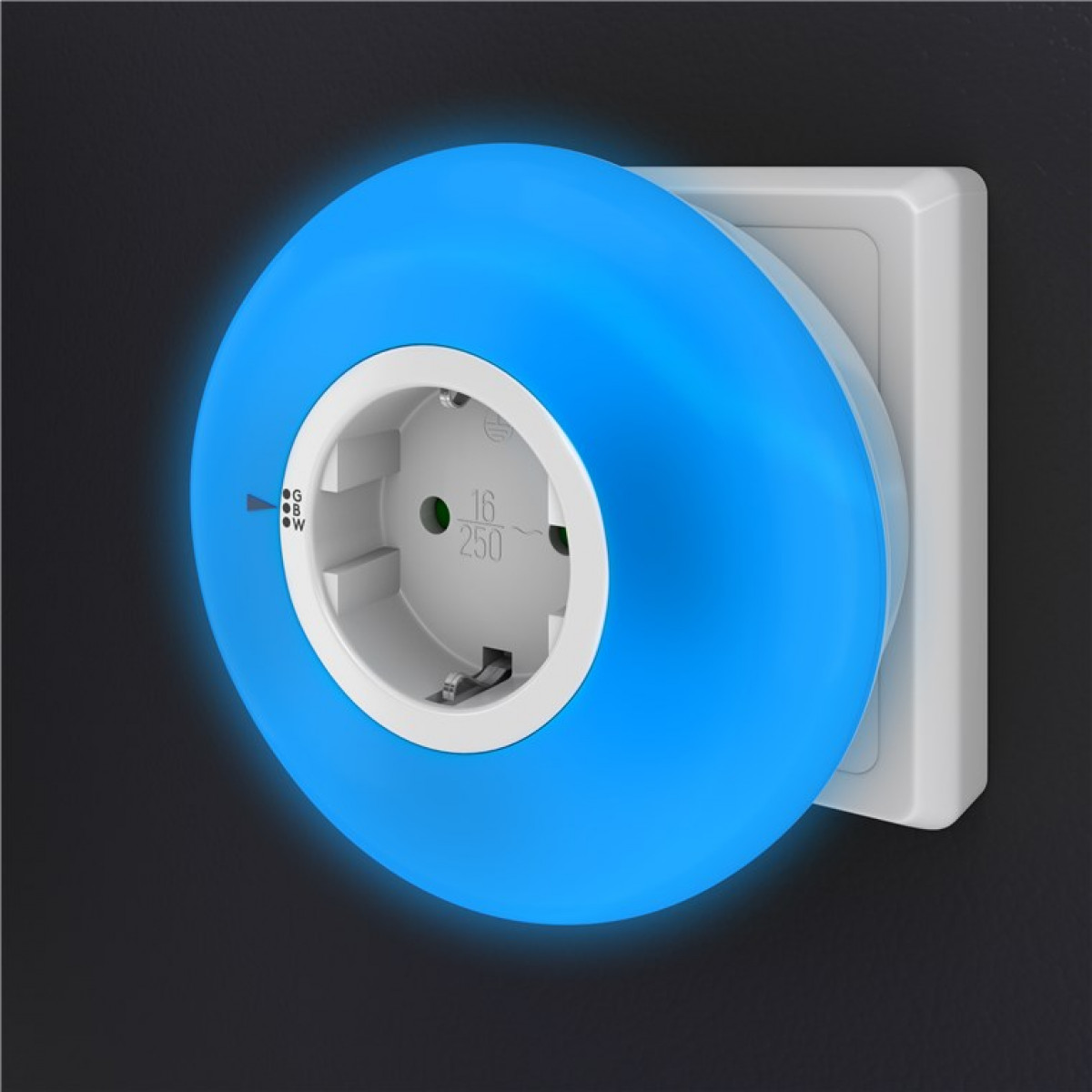 Blaue, beleuchtete Smart-Steckdose mit weißem Sockel an einer schwarzen Wand.
