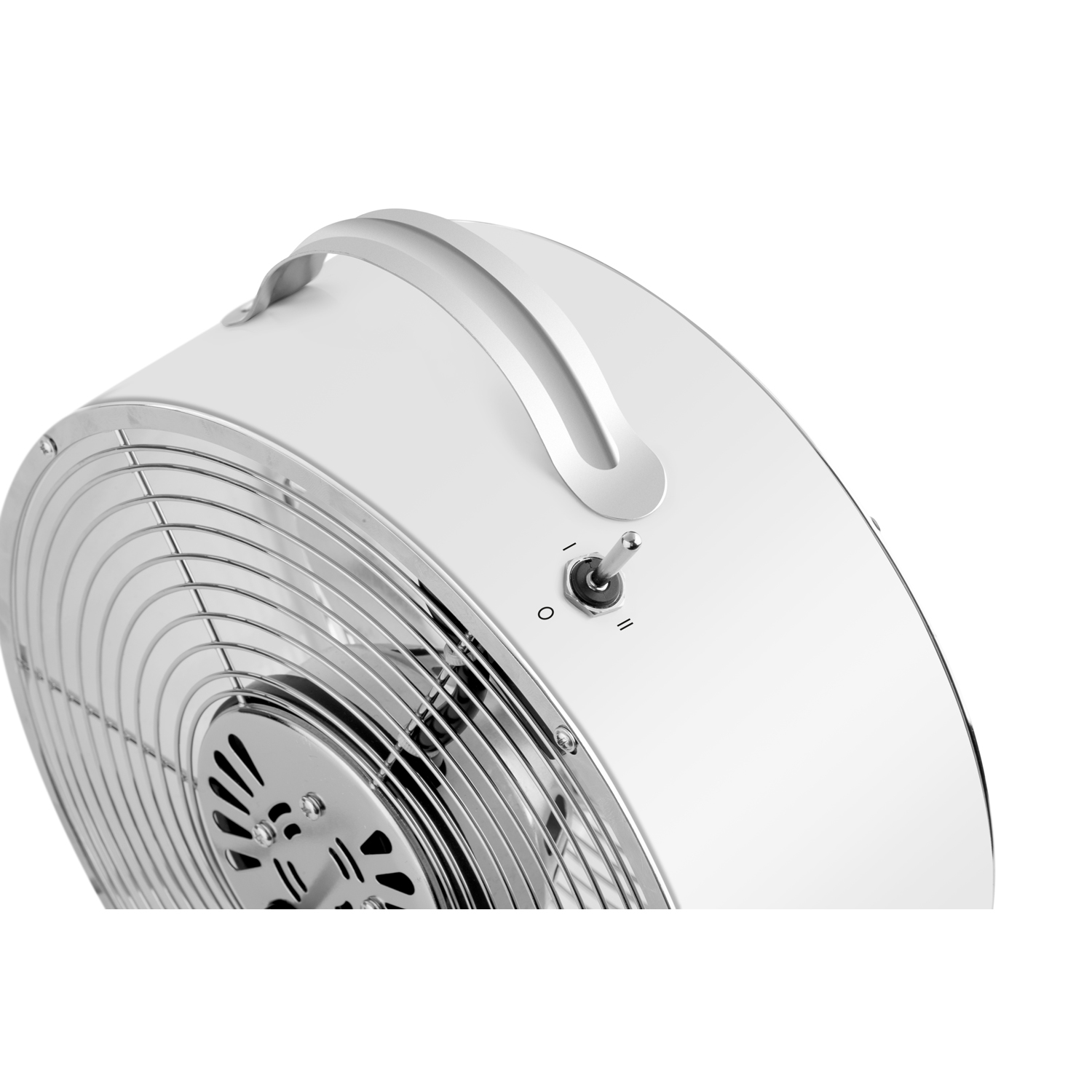 Weißer Ventilator mit Chromgrill und Griff. Netzschalter sichtbar. Weißer Hintergrund.