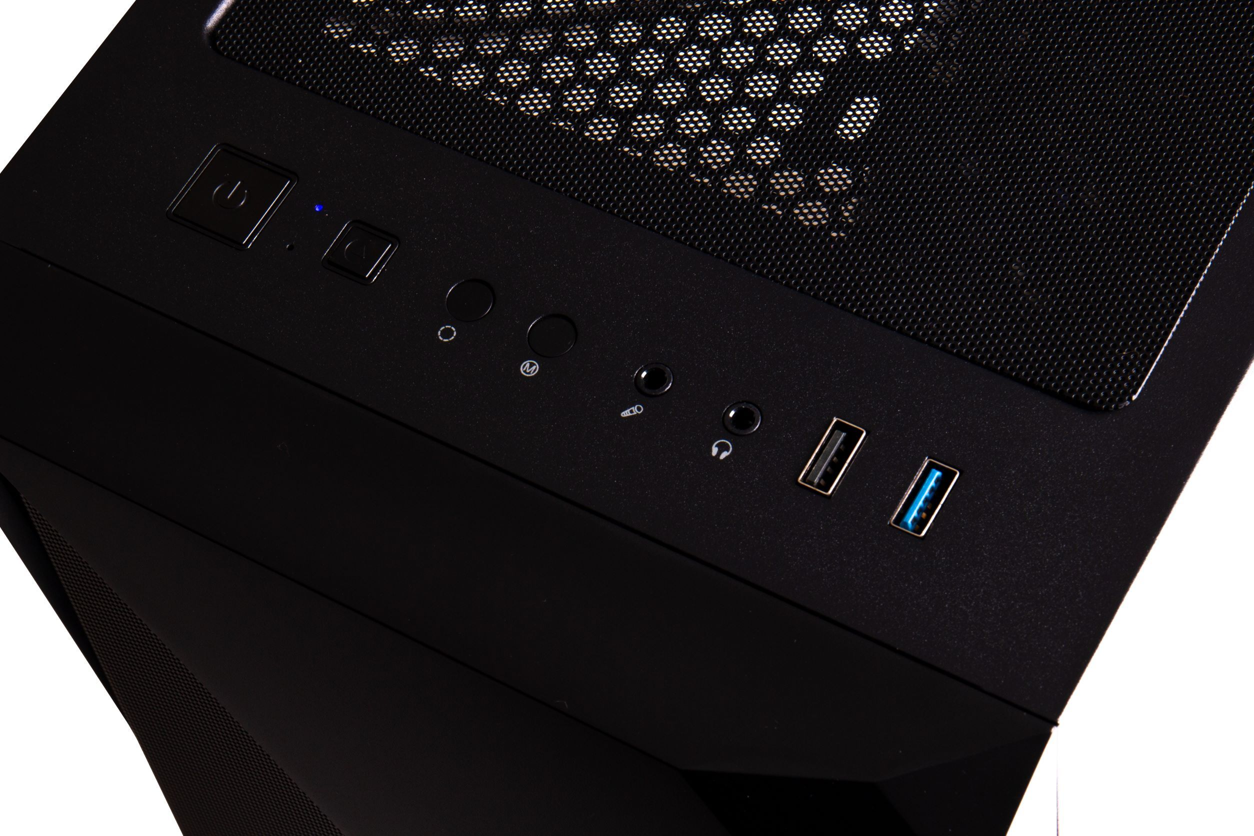 Nahaufnahme der Vorderseite eines schwarzen Computergehäuses mit Strom-, USB- und Audioanschlüssen.
