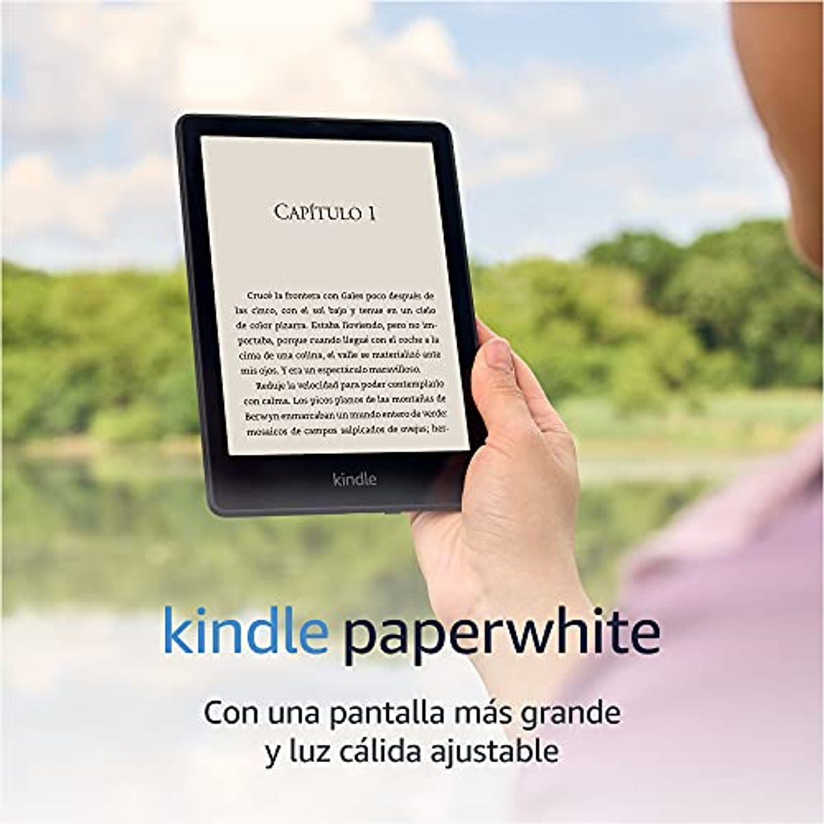 Kindle Paperwhite mit Text auf dem Bildschirm, gehalten von einer Hand.
