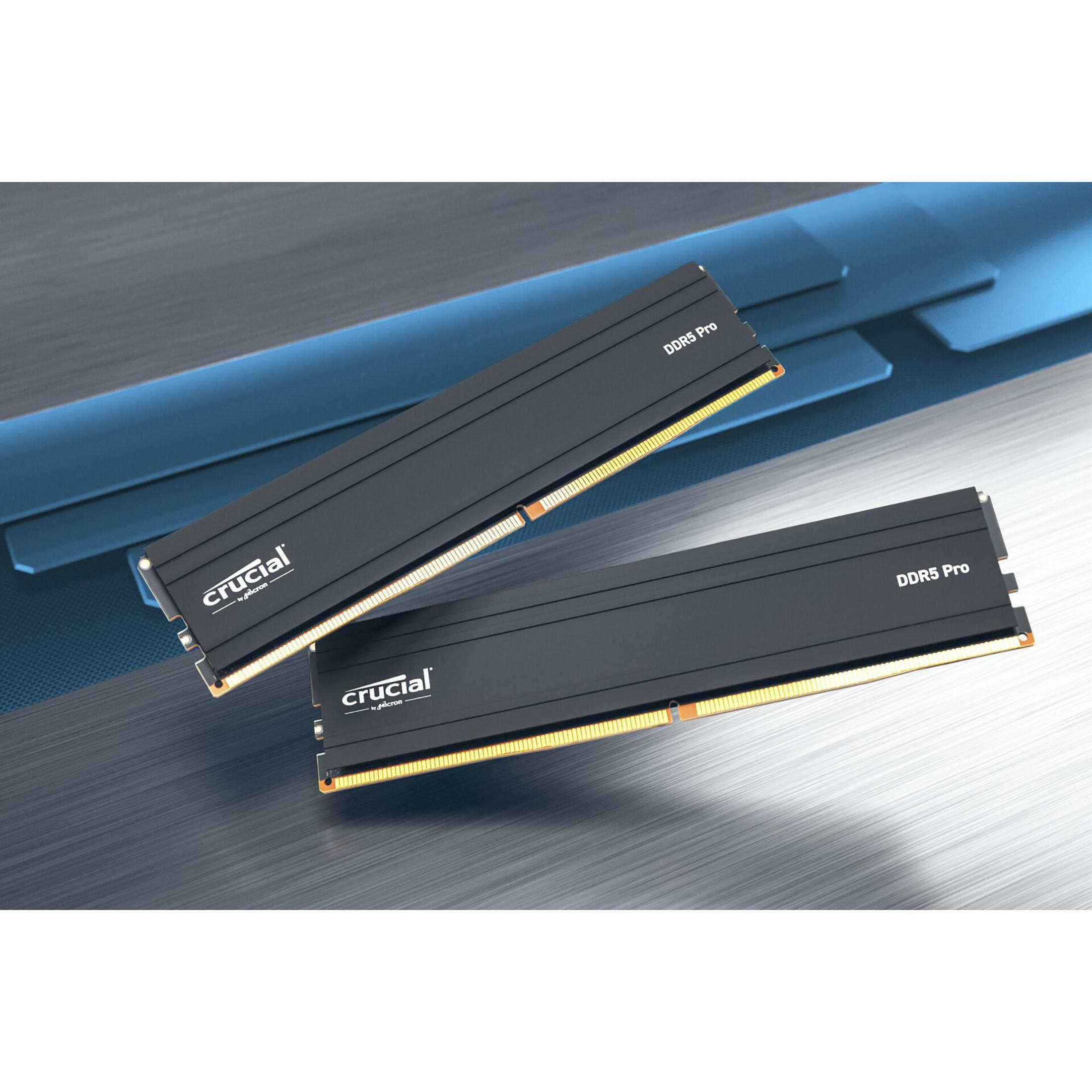 Zwei schwarze DDR5 Pro RAM-Riegel auf silberner Oberfläche, angewinkelt, mit Crucial-Logo sichtbar.