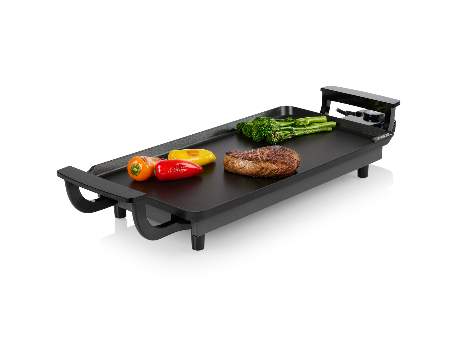 Elektrischer Grill mit Steak, Paprika und Brokkoli darauf. Es ist auf weißem Hintergrund.