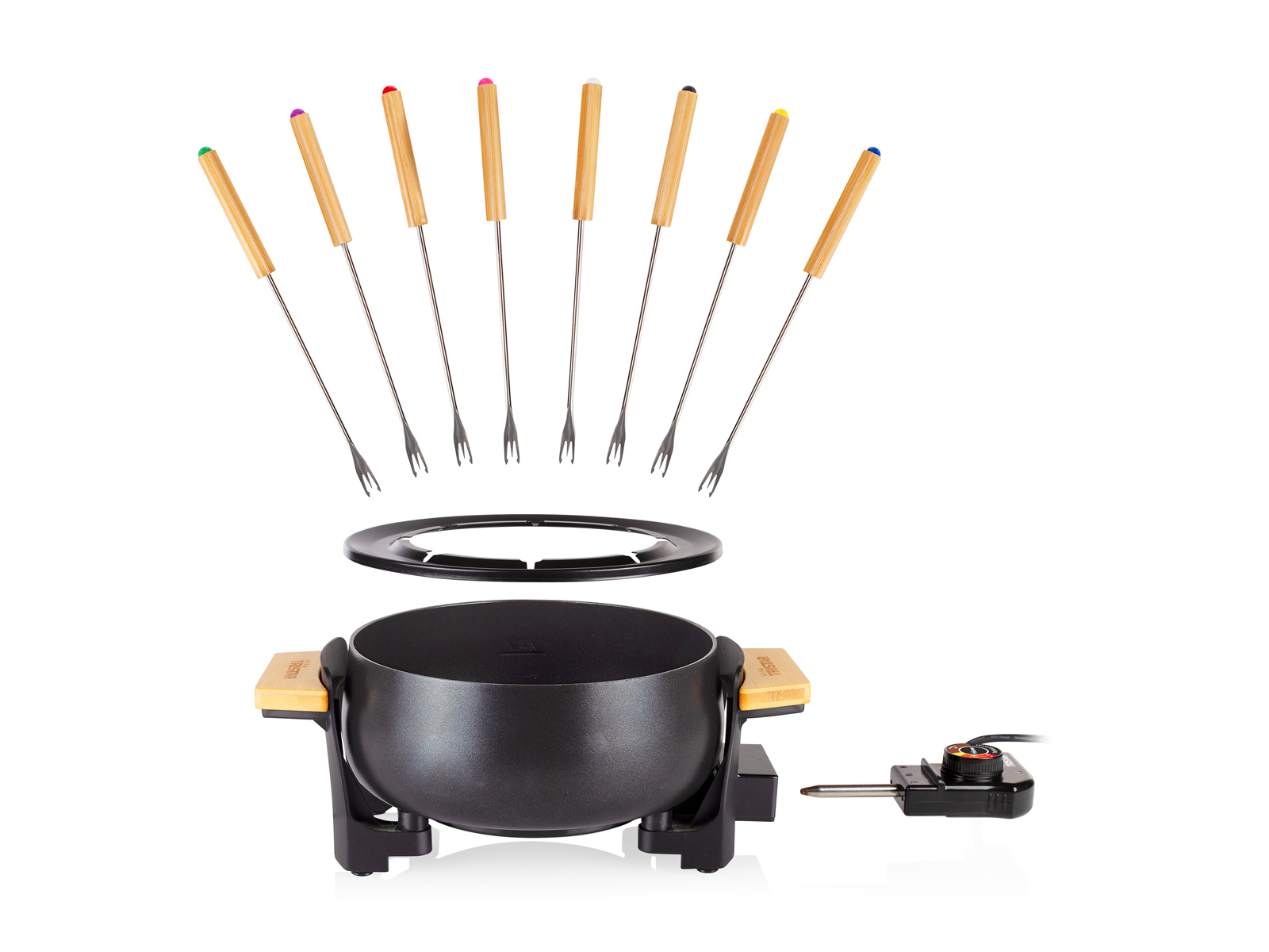 Un juego de fondue con tenedores, una olla negra con asas de madera y un dial de control sobre fondo blanco.