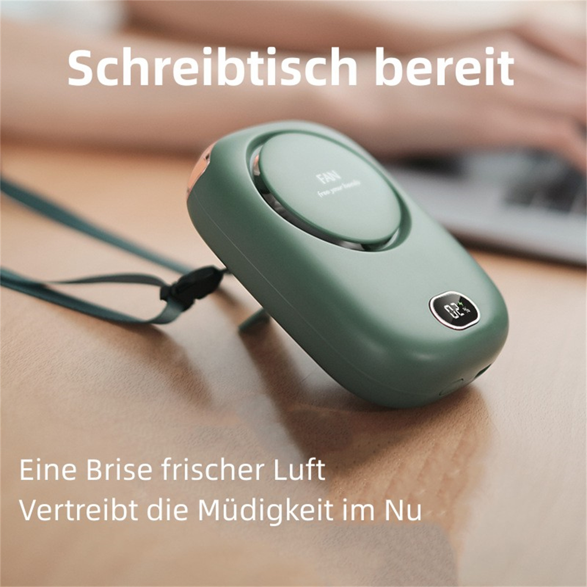 Ein grüner persönlicher Ventilator auf einem Holztisch. Text auf Deutsch wirbt für seinen Einsatz als erfrischende Brise.