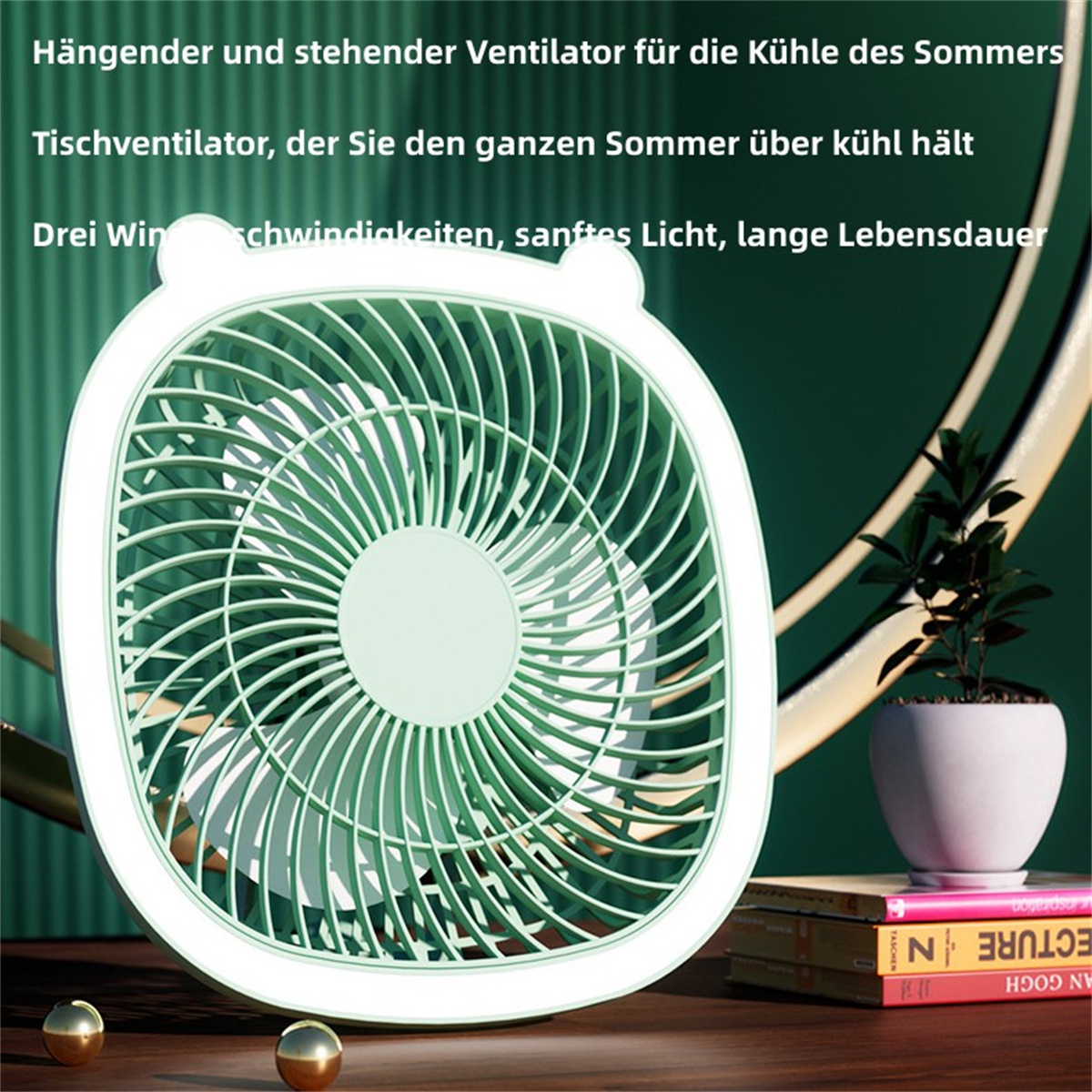 Ein mintgrüner Ventilator mit weißem Rahmen, grünen Flügeln und einer kleinen Pflanze auf einem Tisch.