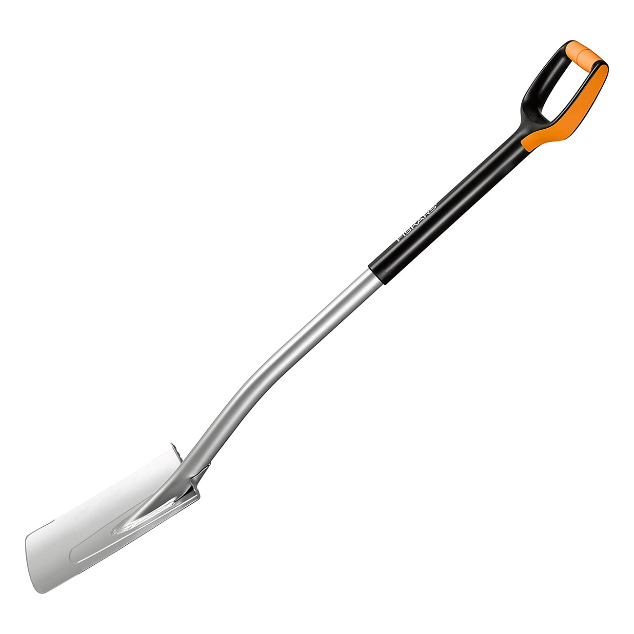 Silberne und schwarze Schaufel mit orangefarbenem Griff. Abgewinkelt, auf weißem Grund. Gartengerät.