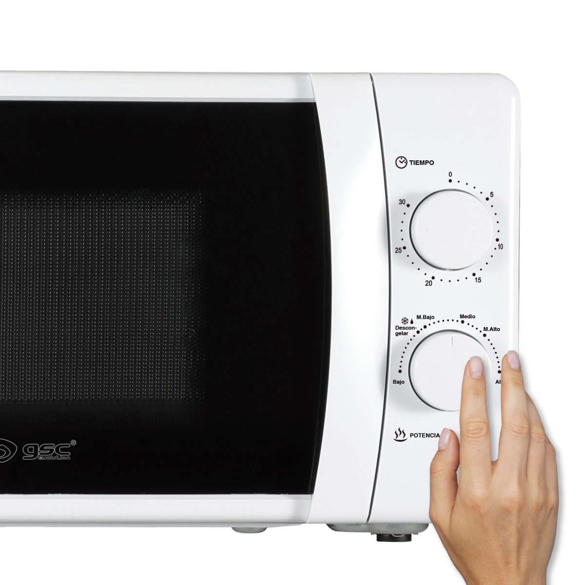 Un horno microondas blanco con puerta y diales negros. Una mano gira el dial de encendido.