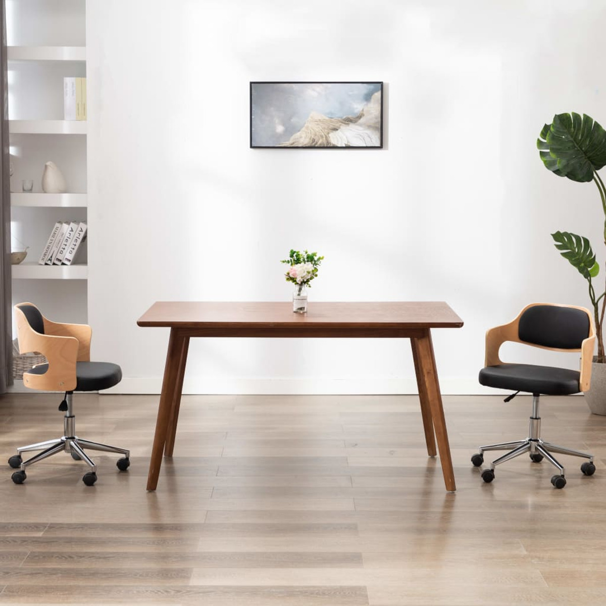 Ein Esszimmer mit Holztisch und Stühlen. Ein Gemälde und eine Pflanze im Hintergrund.