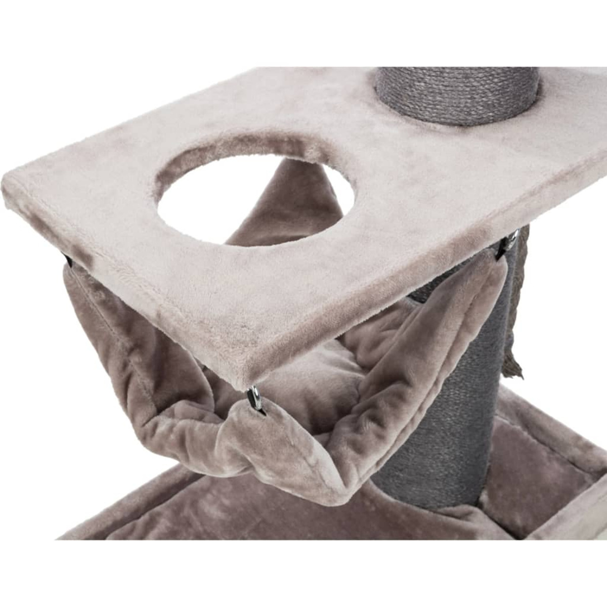 Primer plano de una hamaca y plataforma superior para árbol de gatos.