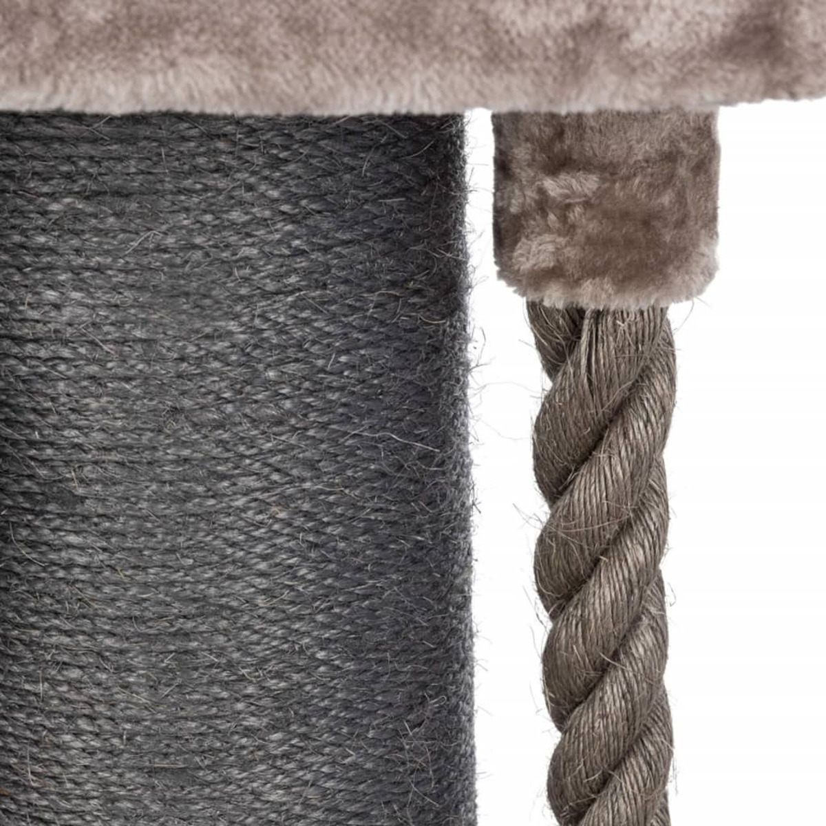 Primer plano de un rascador para gatos con cuerda y superficie gris afelpada.