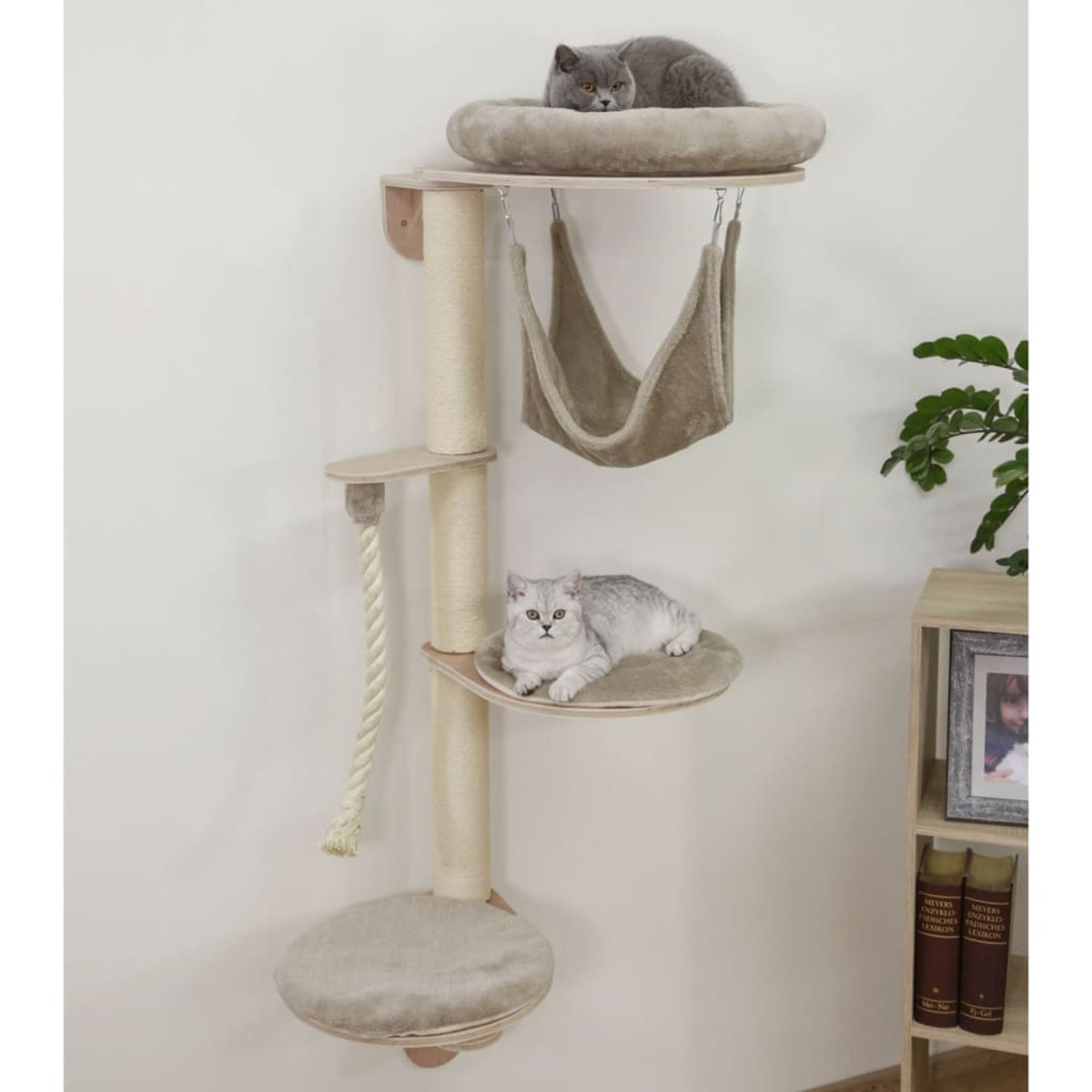 Katzenbaum mit zwei Katzen. Eine sitzt auf einem hohen Bett, die andere auf einem unteren Regal. Beige und Naturfarben.