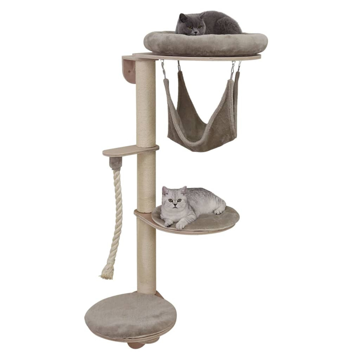 Albero per gatti con gatti. Due gatti che riposano su diversi livelli di un albero per gatti beige.