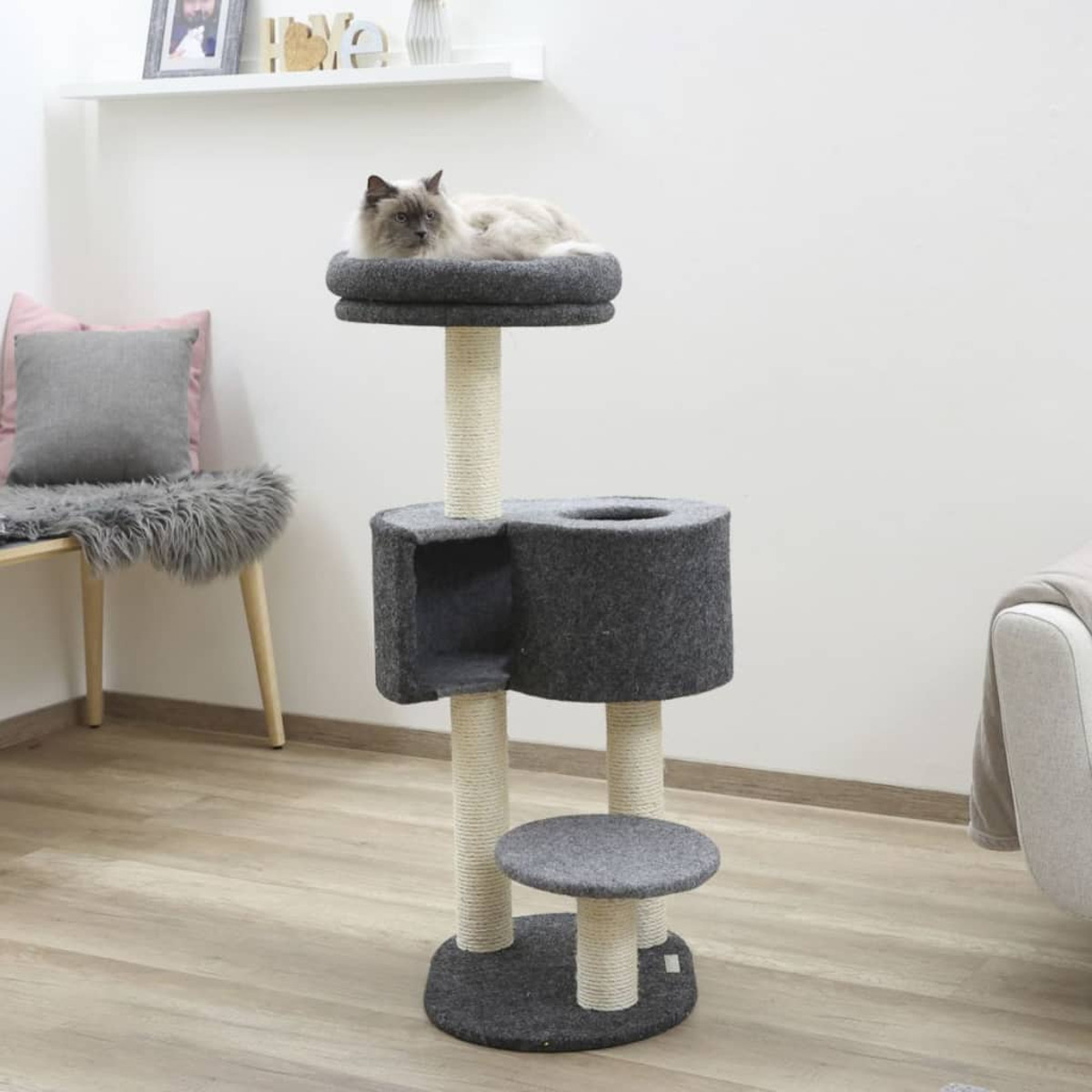 Katzenbaum mit Katze auf oberster Ebene, andere Ebenen sichtbar.