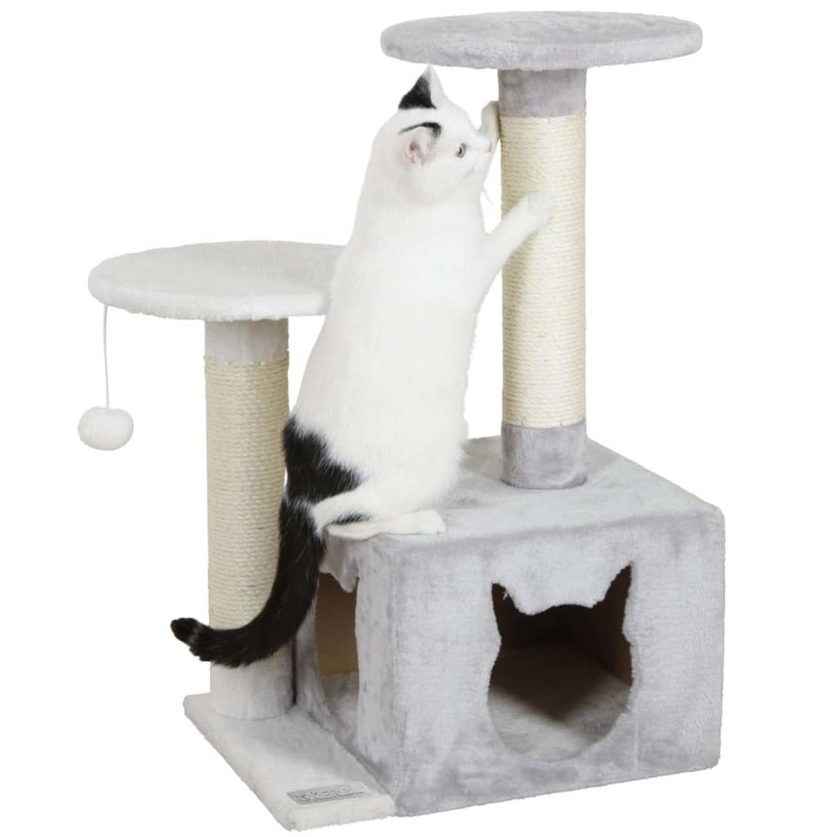 Eine weiß-schwarze Katze, die einen grauen Katzenturm erklimmt und an der Säule kratzt, mit einer Hängekugel.
