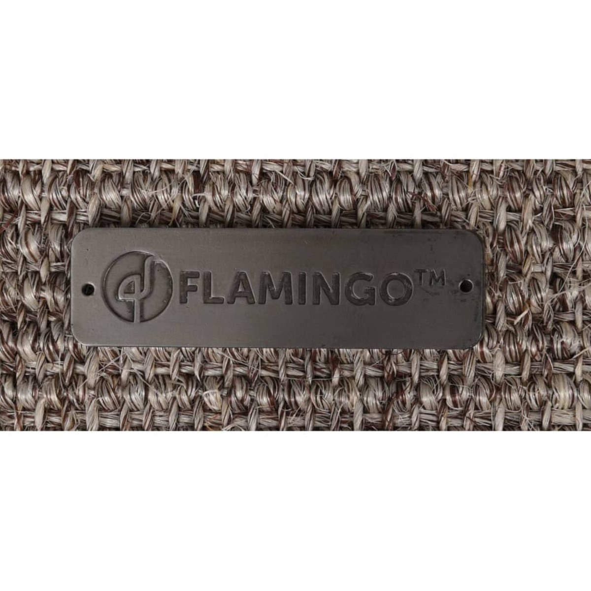 Nahaufnahme eines Flamingo-Markenschilds aus gewebtem, braunem und beigem Material. Dunkles metallisches Schild.
