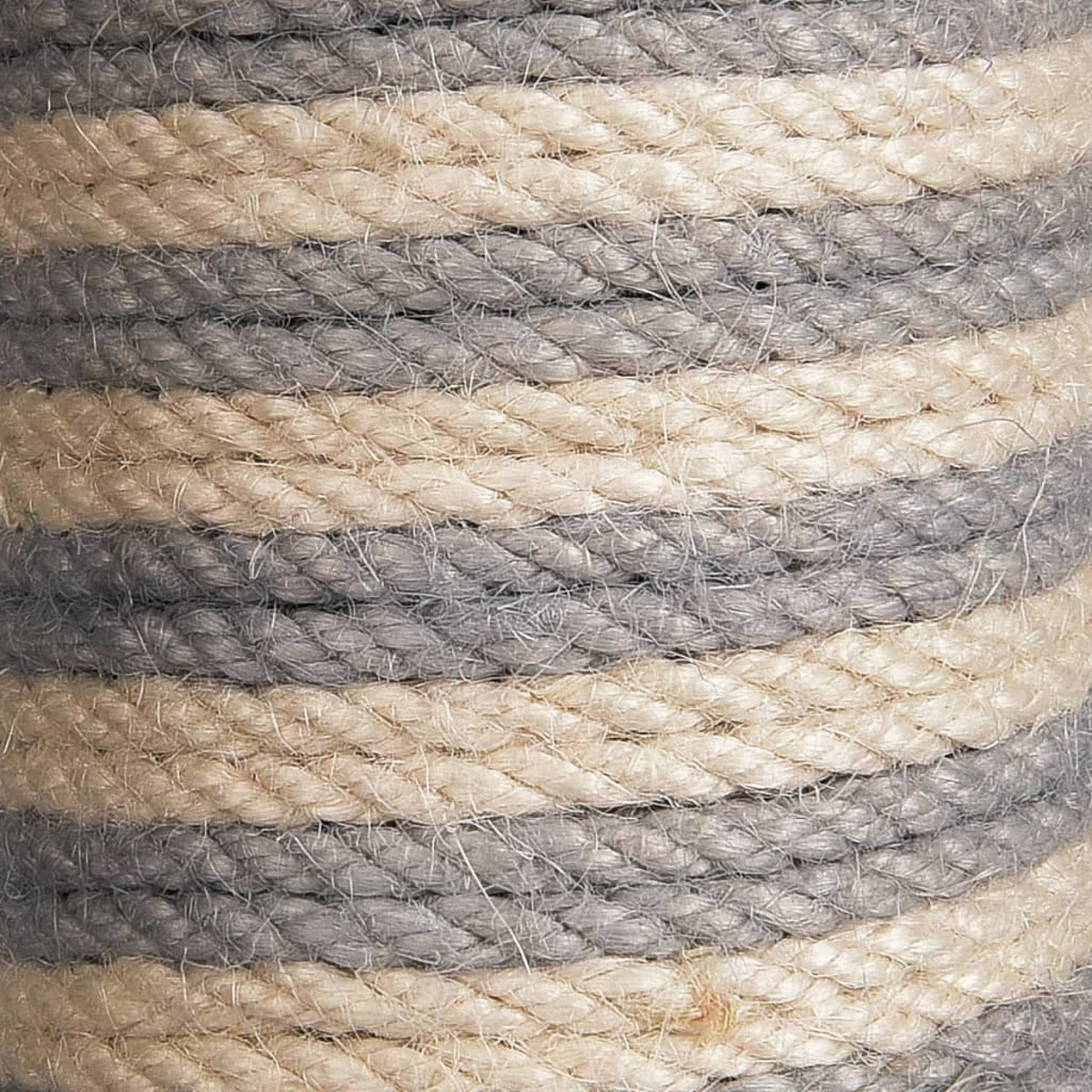 Nahaufnahme einer Kratzsäule. Abwechselnd beige und graues Seil.
