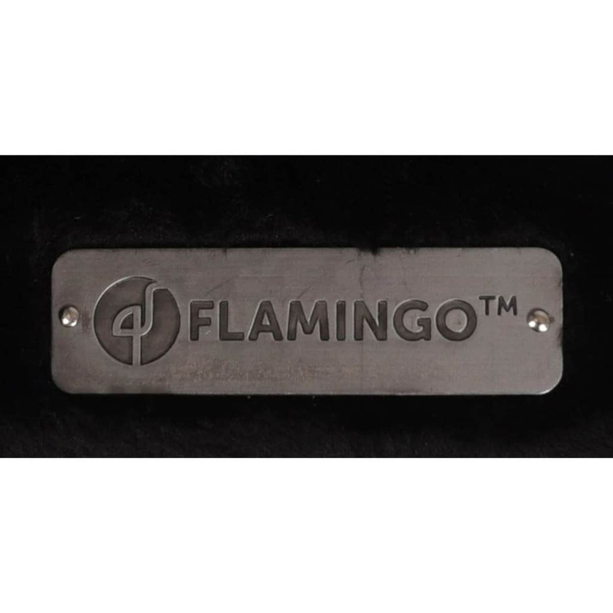 Silberne Metallplatte mit 'FLAMINGO'-Text und Logo, auf schwarzem Stoff.