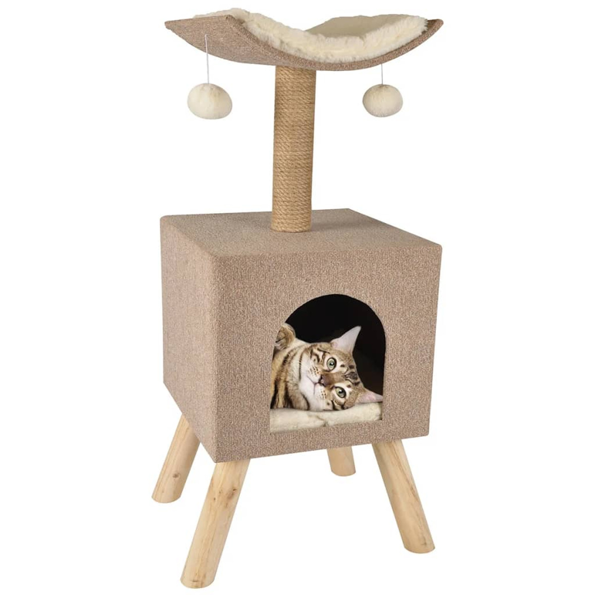 Katze in einem Katzenbaumhaus. Beiges, würfelförmiges Haus mit oberem Sitz, Kratzbaum und hängenden Spielzeugen.