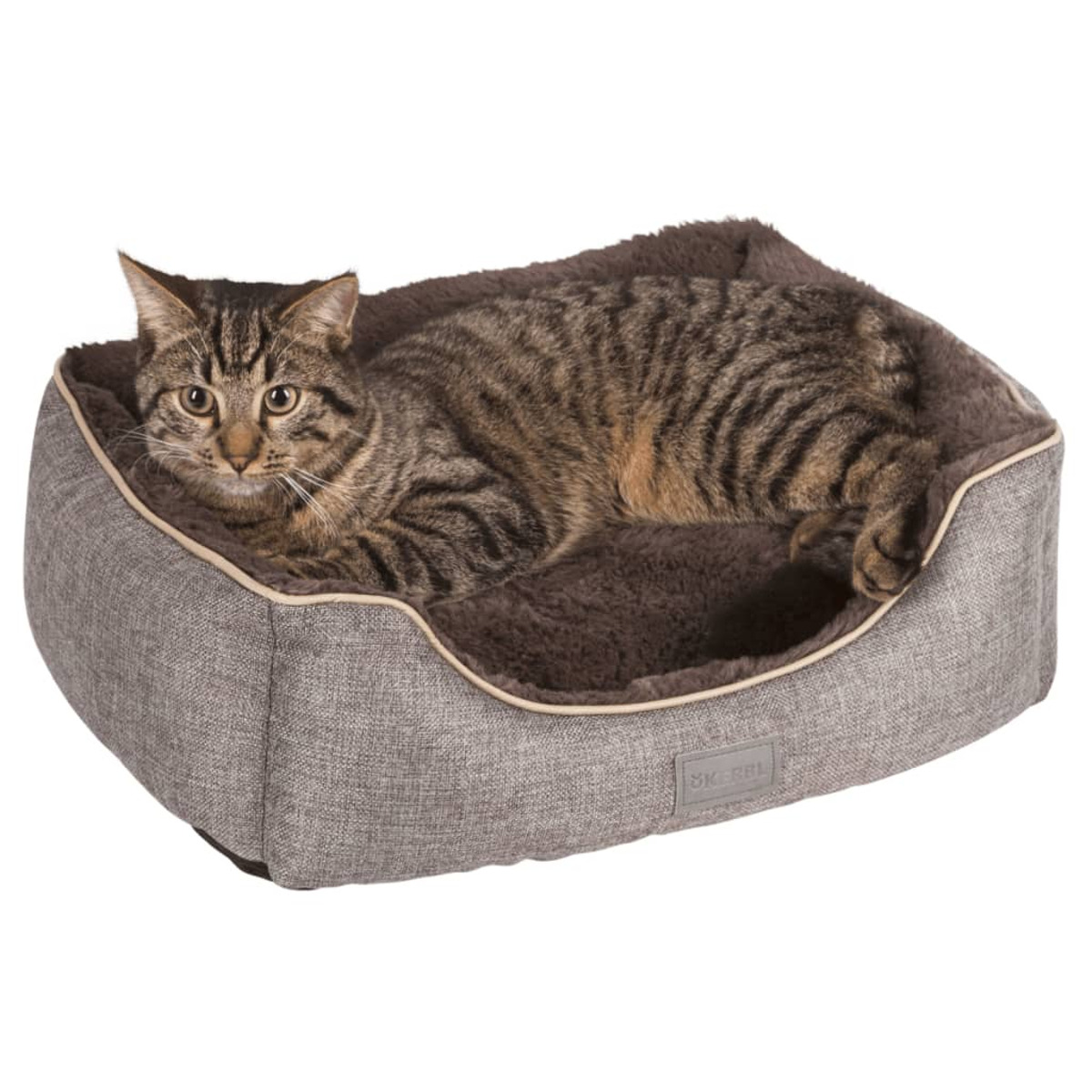 Gato atigrado descansando en una cama gris para mascotas con interior marrón y esponjoso.