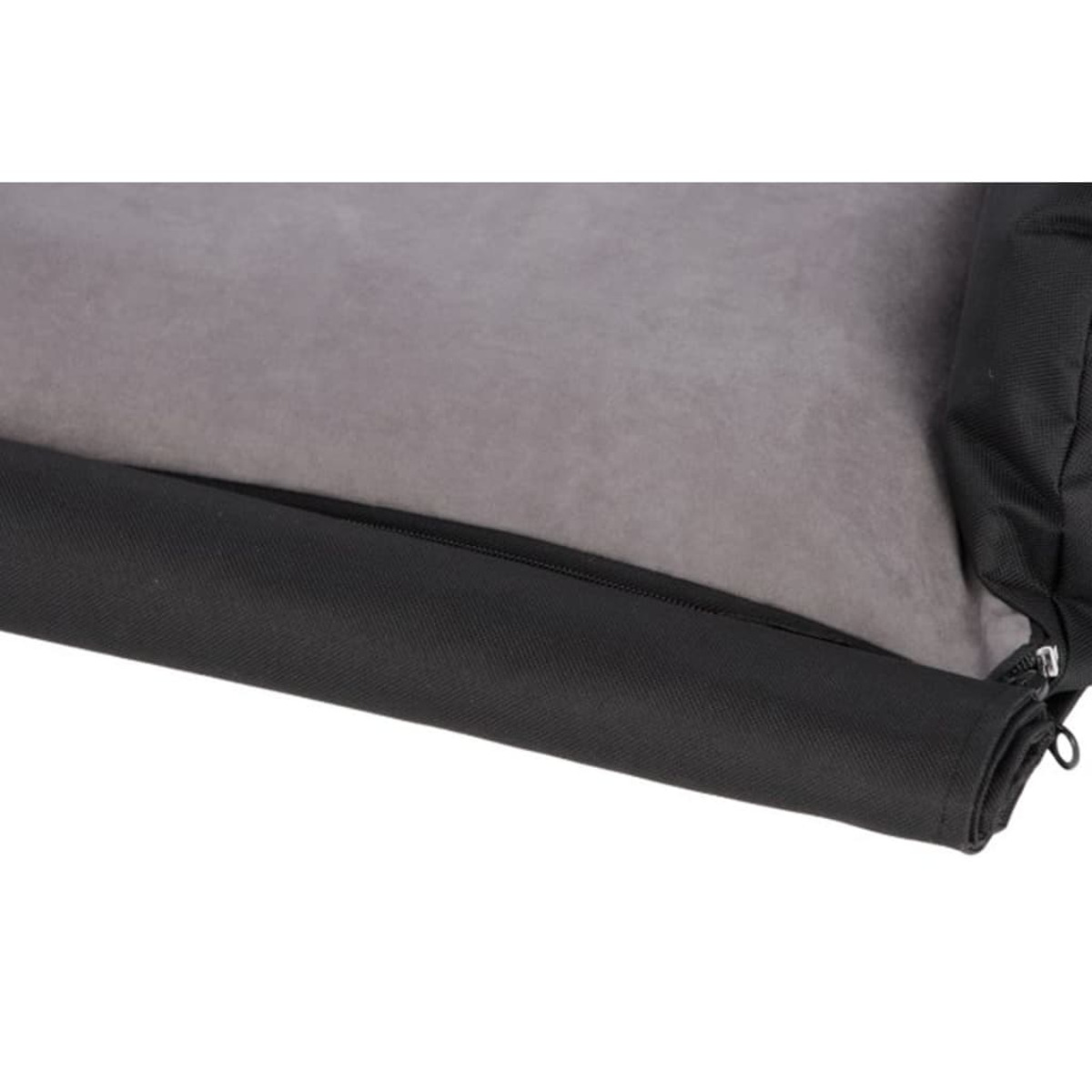 Primo piano di un tessuto nero, con interno grigio e una cerniera.
