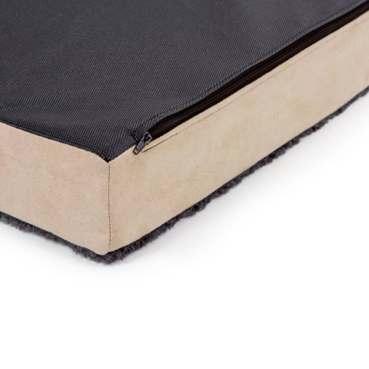 Nahaufnahme eines Hundebetts. Graue Oberseite und beige Seiten mit Reißverschluss. Weißer Hintergrund.