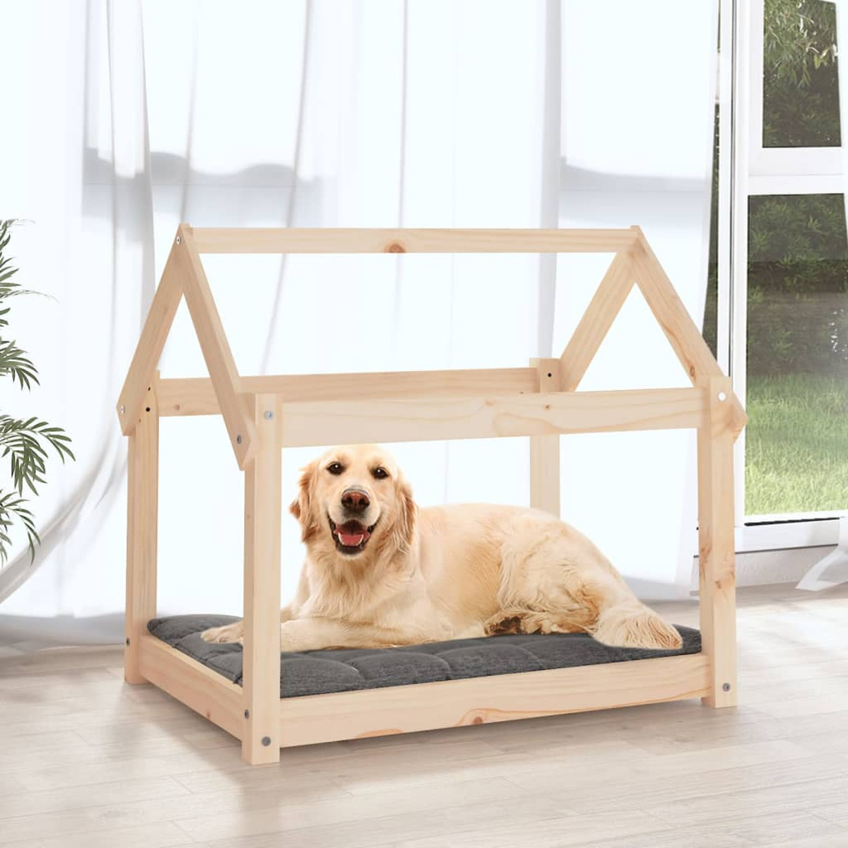 Ein Golden Retriever liegt in einem Hundehäuschen mit grauem Kissen.