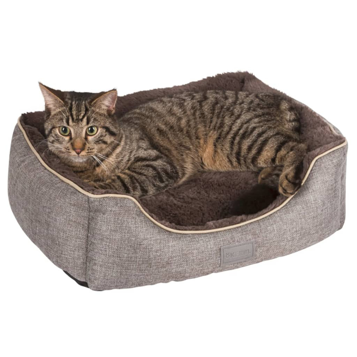 Gestreifte Katze liegt in einem grau-braunen Hundebett. Die Katze schaut in die Kamera.