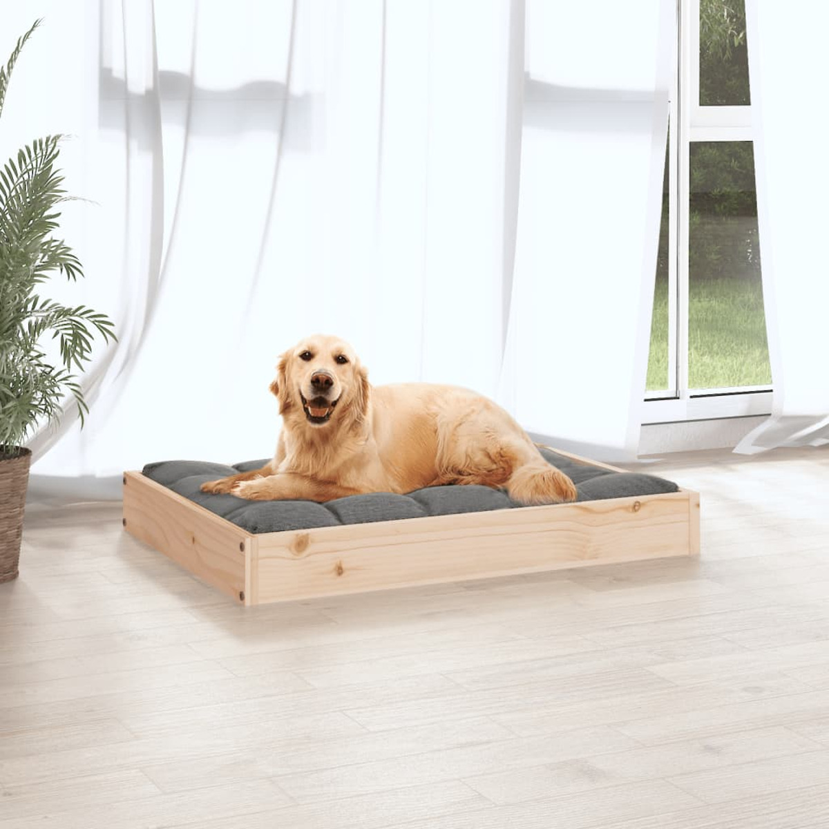 Golden Retriever auf einem Holzhundebett mit grauem Kissen.