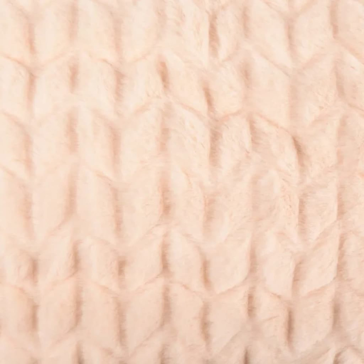 Primo piano di un tessuto di peluche rosa chiaro con un motivo trapuntato strutturato.