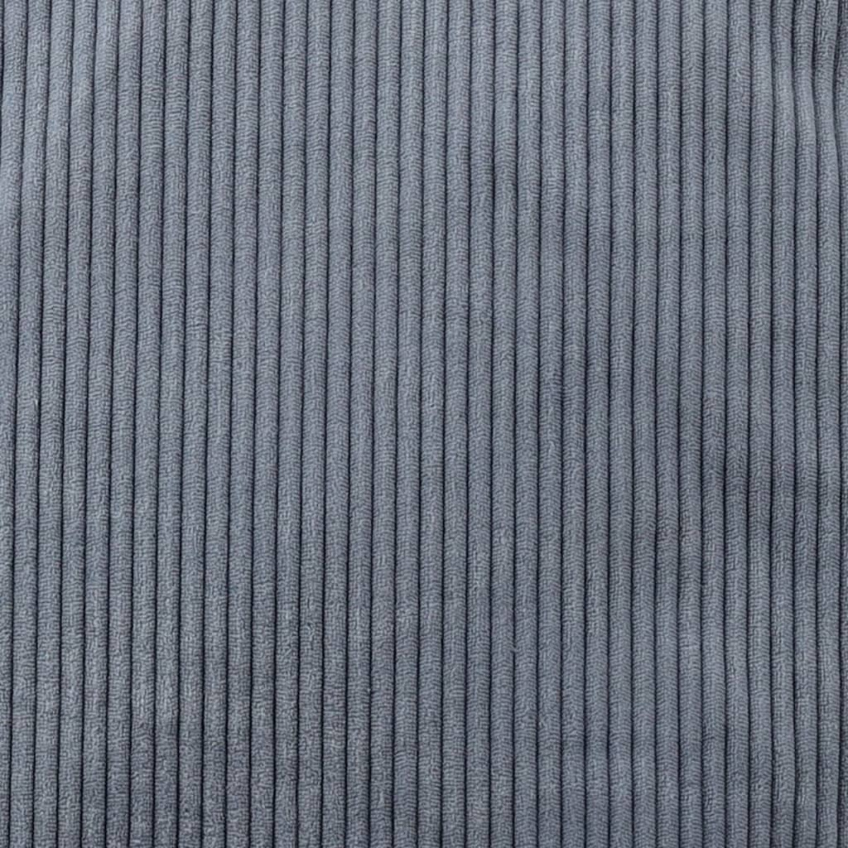 Primo piano di tessuto di velluto a coste grigio con coste verticali. La trama è visibile.