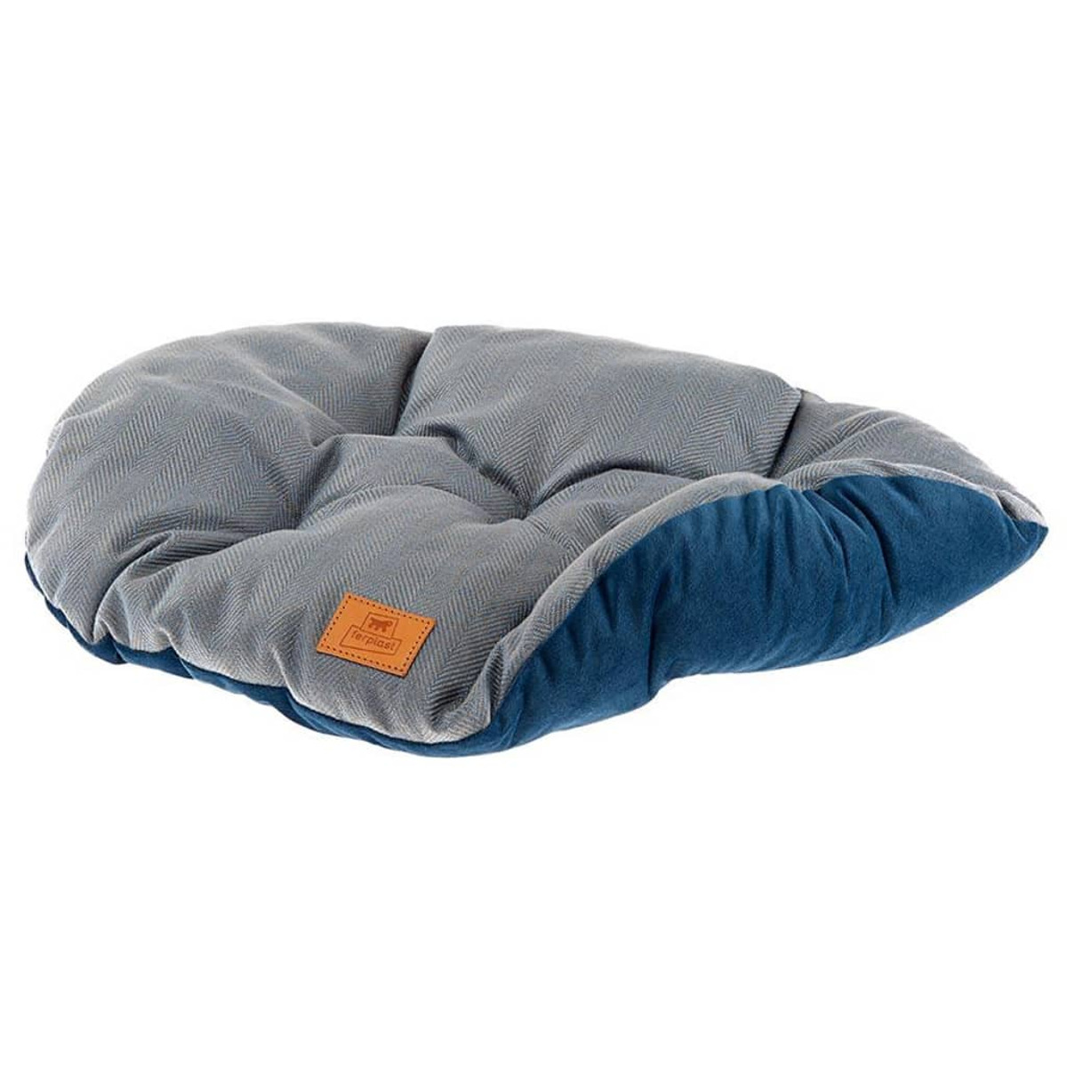 Una cuccia con un cuscino blu e grigio, con un inserto in pelle marrone.