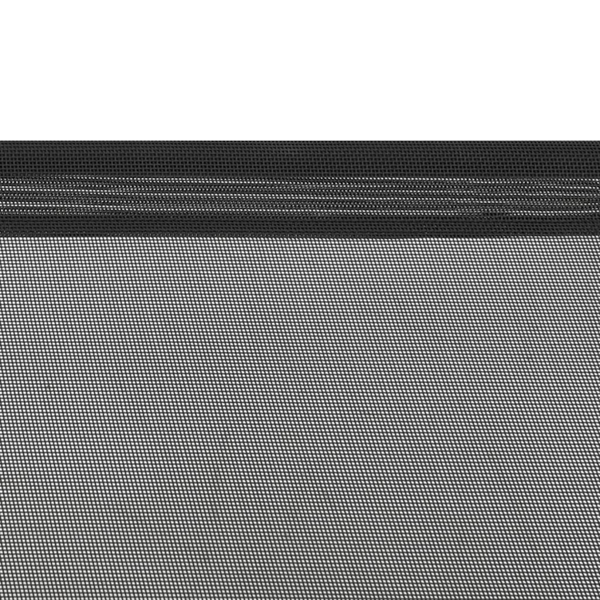Nahaufnahme eines schwarzen Netzgewebes. Das Netz hat kleine, gleichmäßig verteilte Löcher.