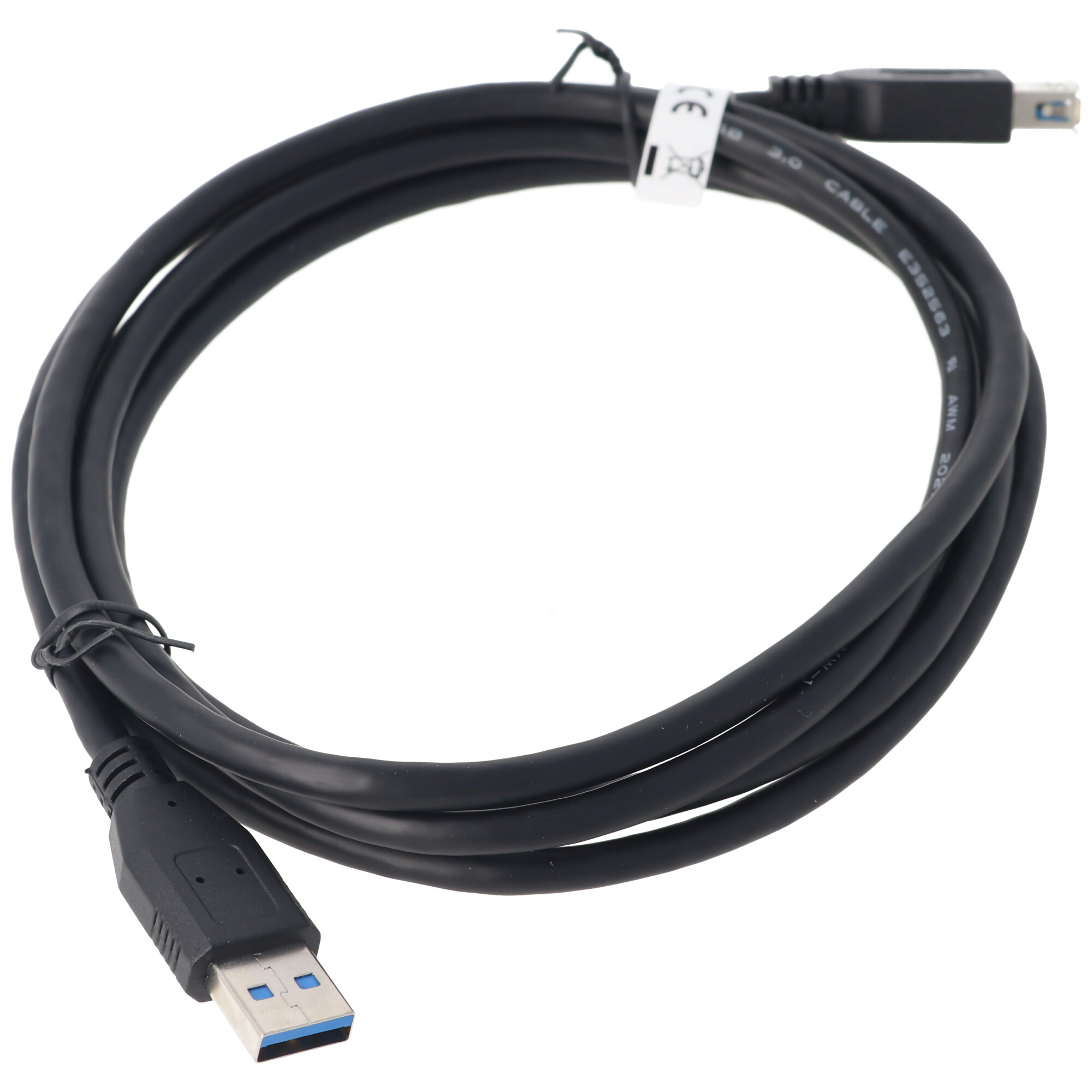 Schwarzes USB-Kabel mit Anschlüssen, mit weißem Etikett, auf weißem Hintergrund.