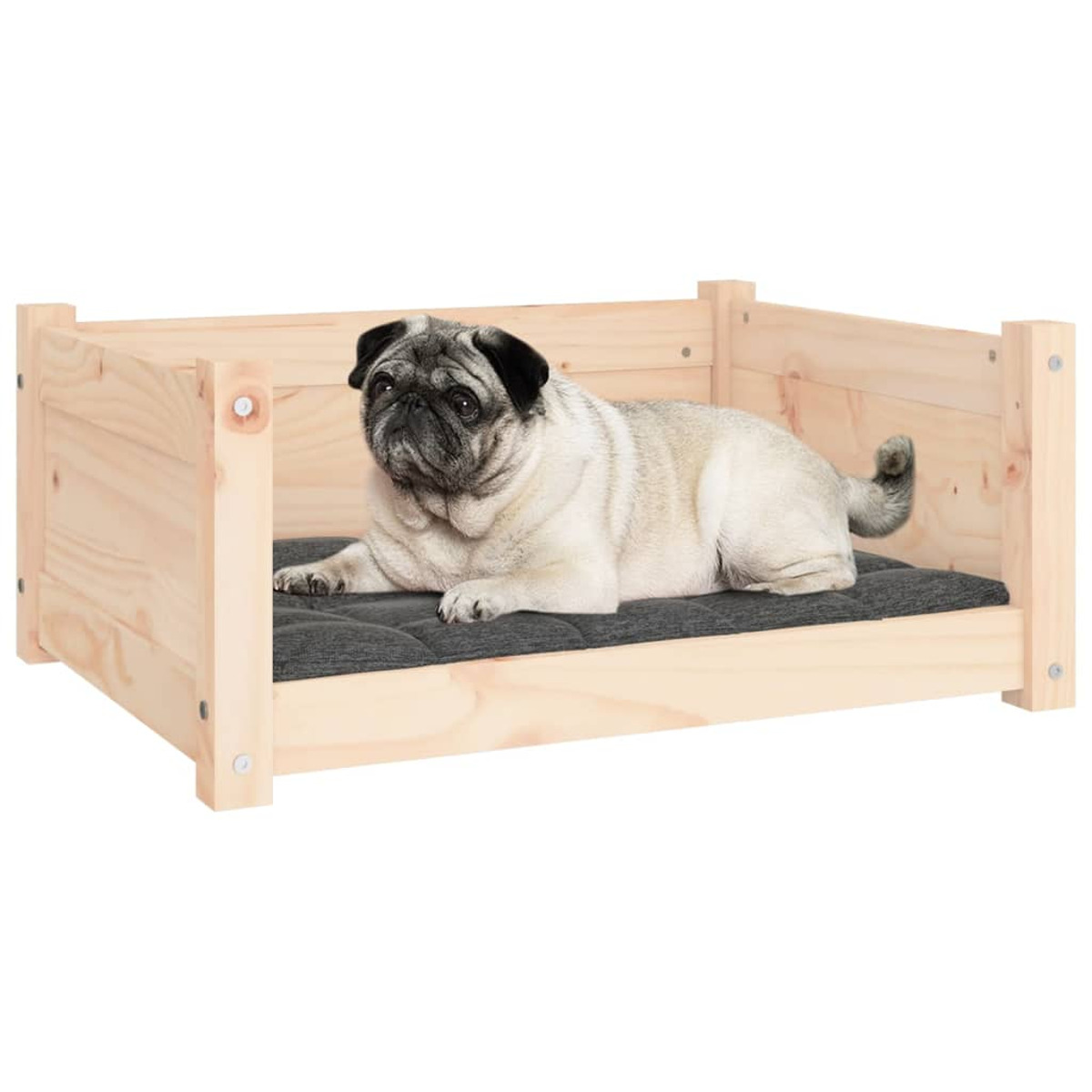Mops liegt auf einem Holzhundebett mit grauem Kissen. Das Bett steht in einem Raum.