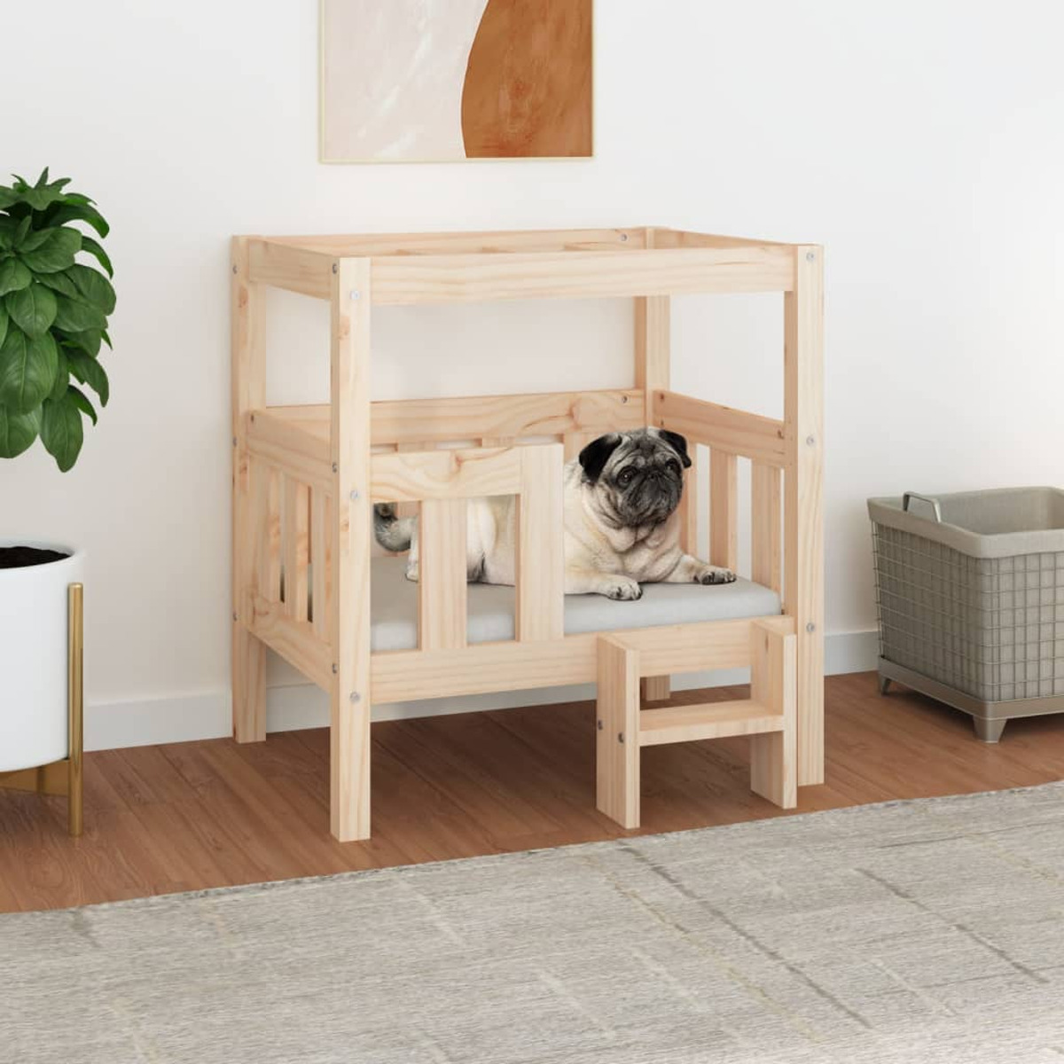 Mops in einem hölzernen Haustierbett mit Stufe.