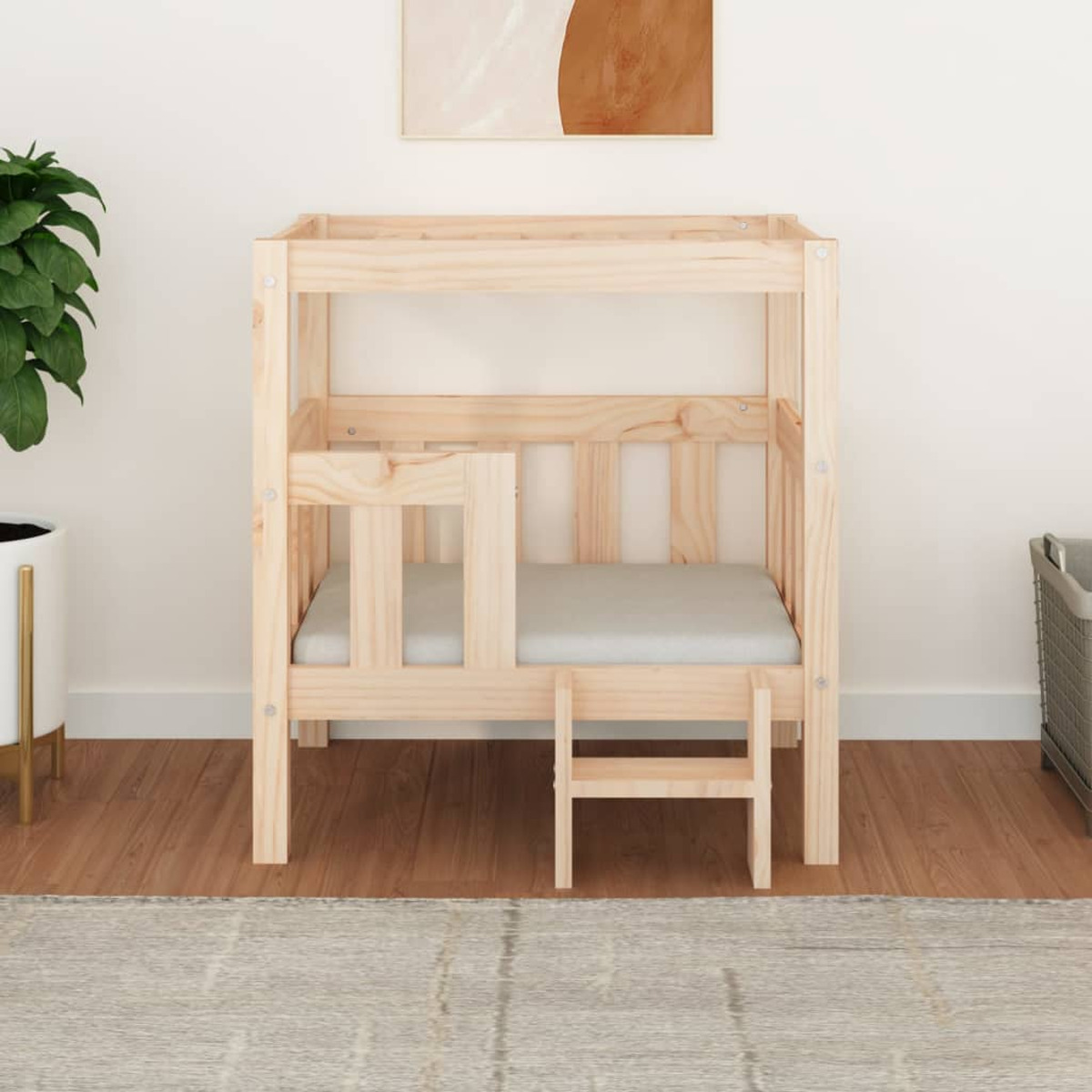 Holz-Etagenbett mit Leiter und Matratze.