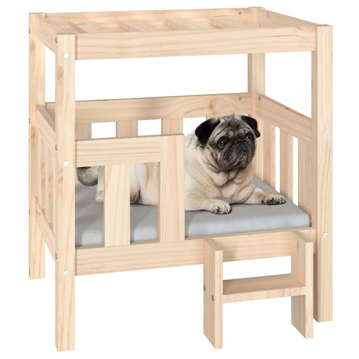 Ein Mops liegt in einem Hundebett aus Holz. Das Bett hat Stufen und ein Vordach.