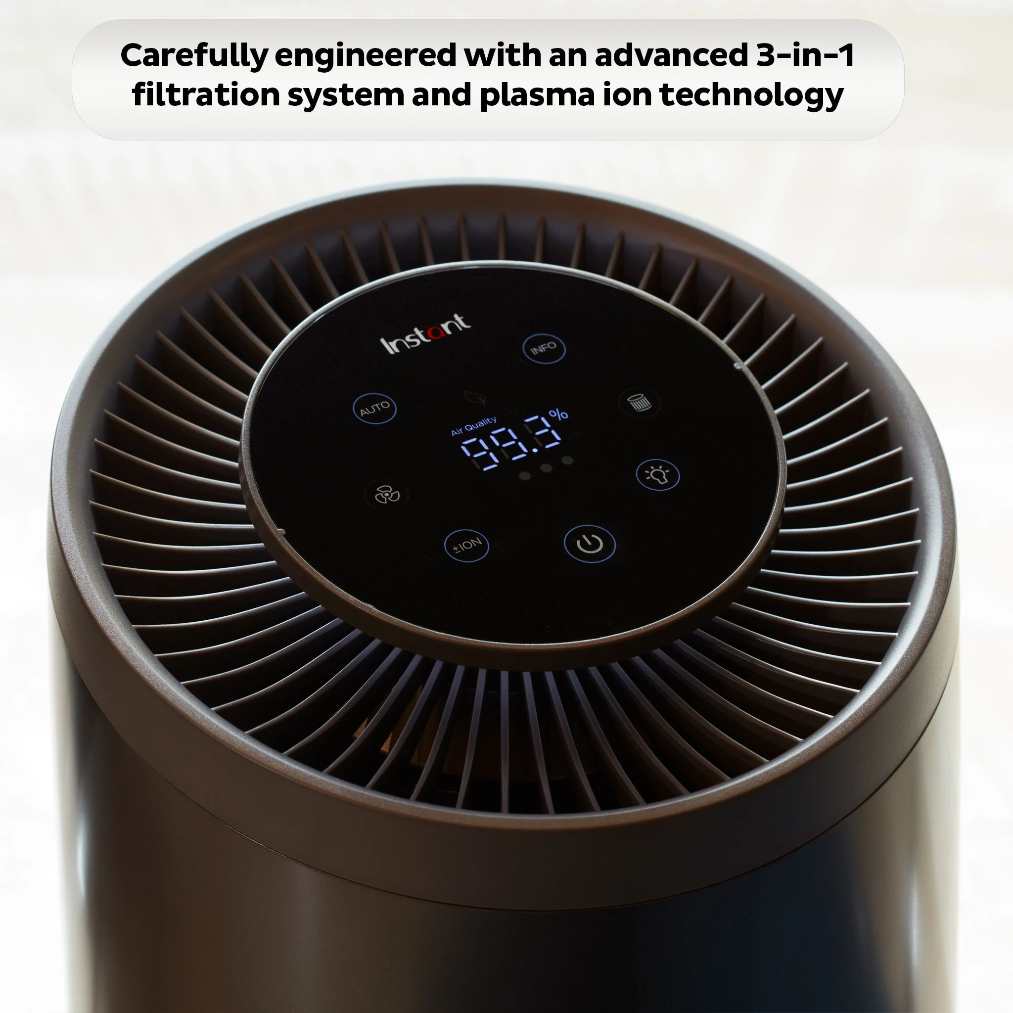 Un purificatore d'aria con display digitale che mostra la qualità dell'aria al 99,3%.