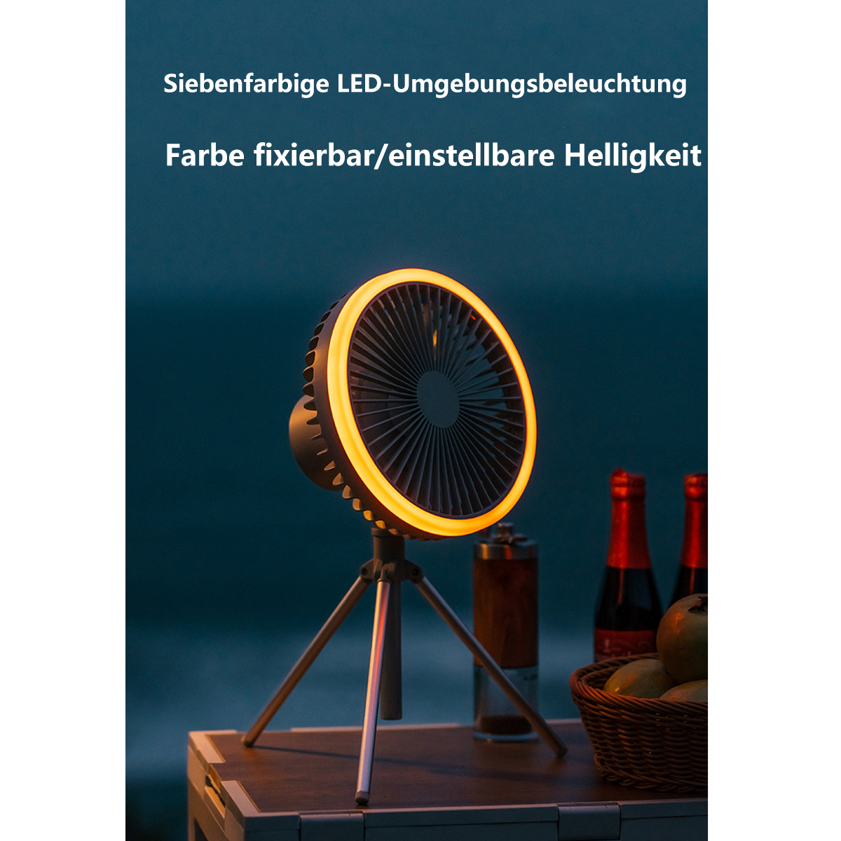 Ein kleiner tragbarer Ventilator mit orangen Lichtern auf einem Stativ. Im Hintergrund befinden sich Flaschen und ein Korb.