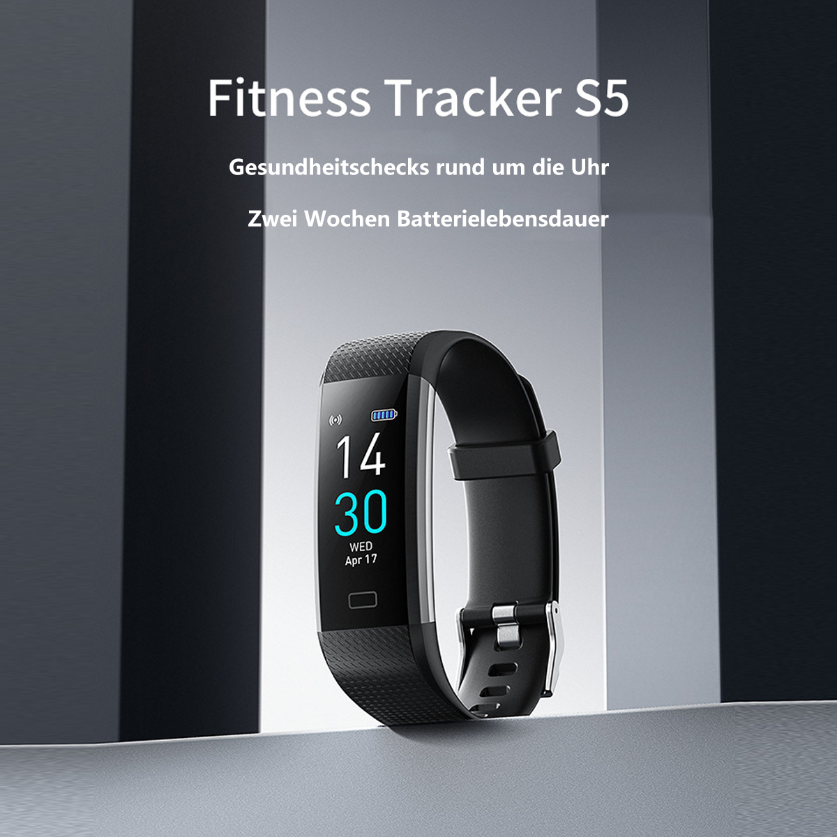 Schwarze Fitness-Tracker-Uhr, die Zeit und Akkulaufzeit anzeigt.