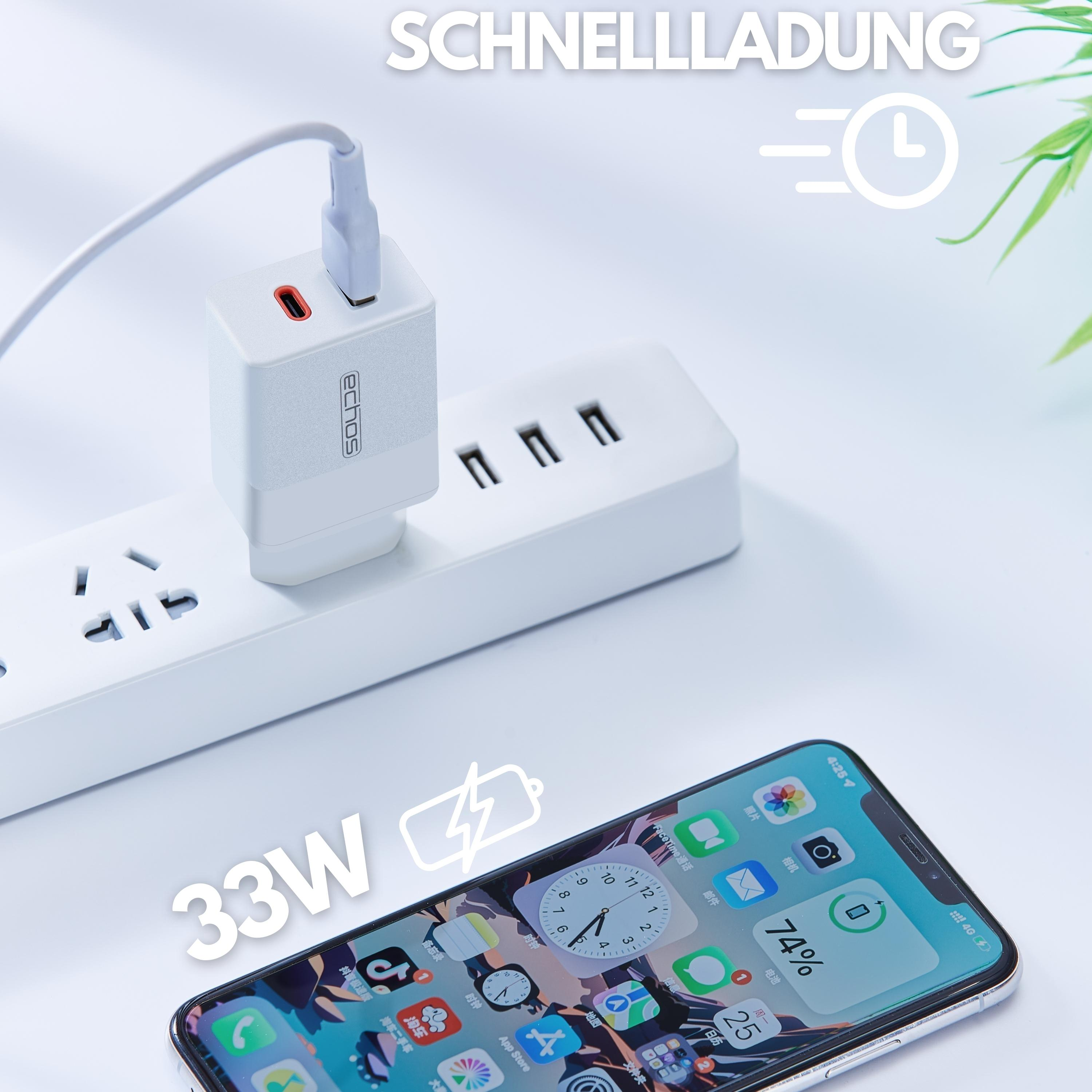 Ein Smartphone ist an einen weißen Netzadapter angeschlossen, neben einer Steckdose. Es zeigt App-Symbole.