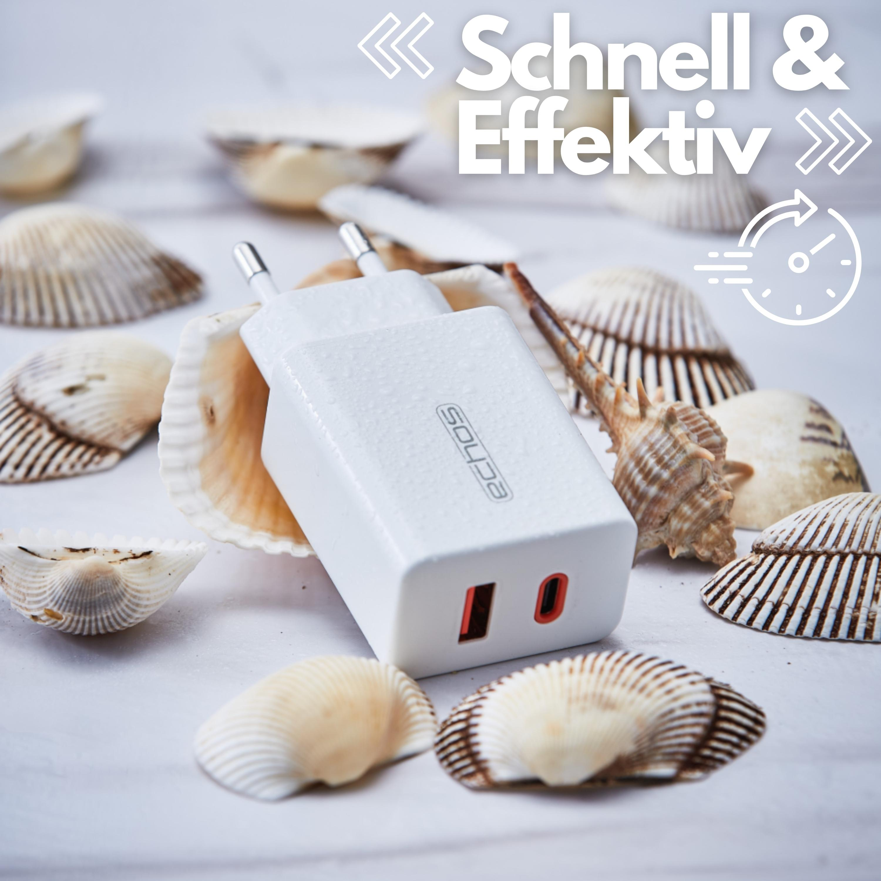 Weißes Ladegerät mit zwei Anschlüssen, Muscheln im Hintergrund.