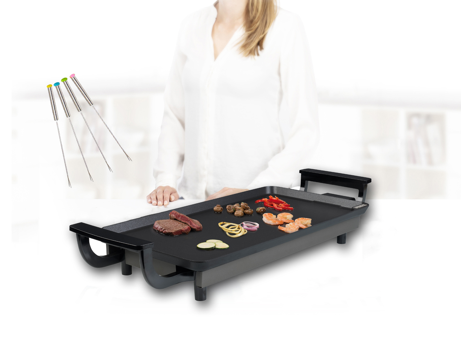 Elektrischer Grill mit Essen, Frau und Fonduegabeln, weißer Hintergrund.