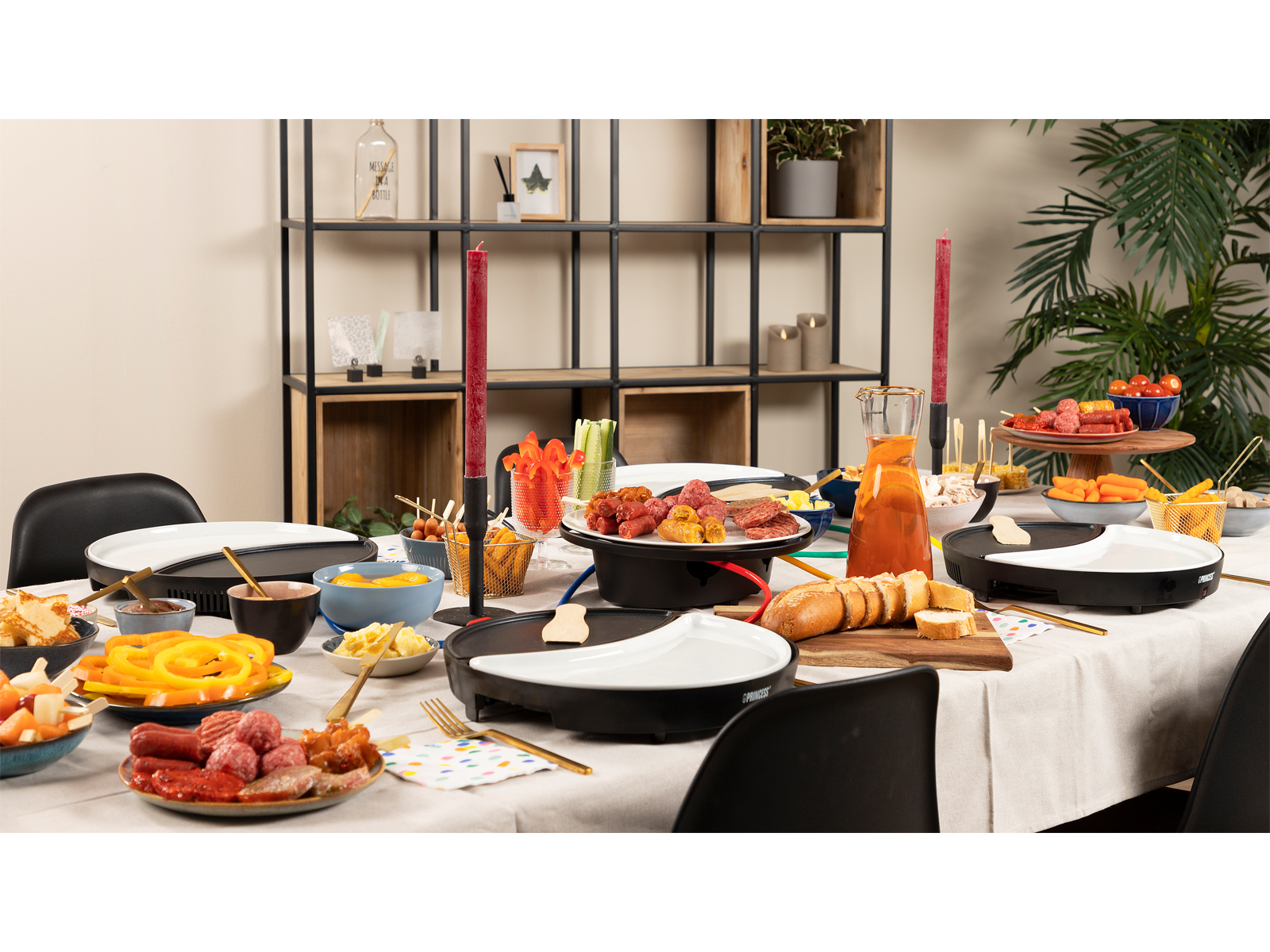 Stół nakryty do posiłku z jedzeniem i sprzętem kuchennym.