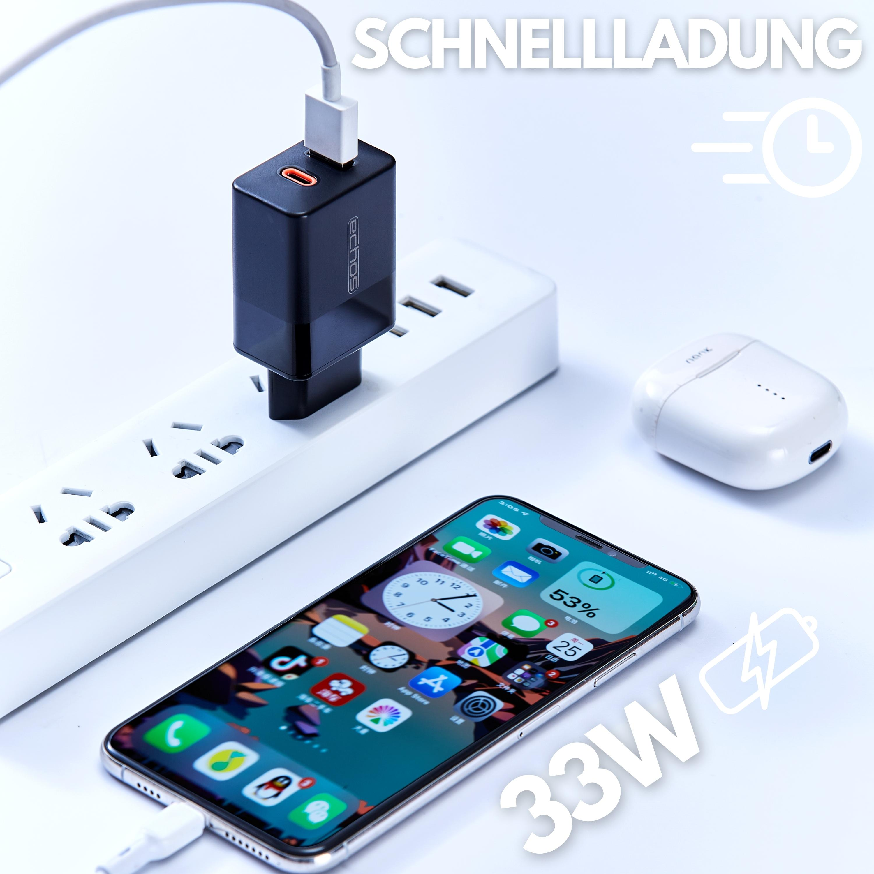 Ein schwarzes Ladegerät, das an eine Steckdosenleiste angeschlossen ist, mit Telefon und Ohrhörern daneben.