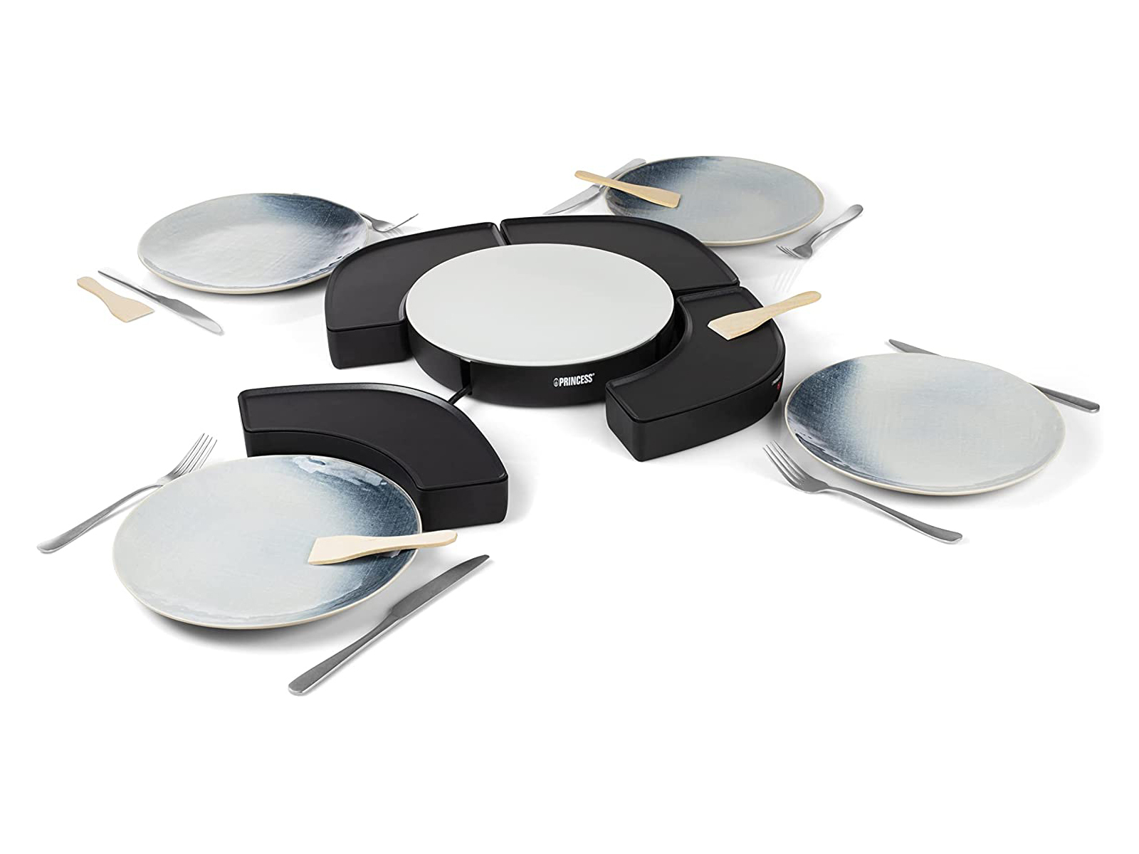 Schwarzer Raclette-Grill mit Tellern, Spateln, Gabeln und Messern.
